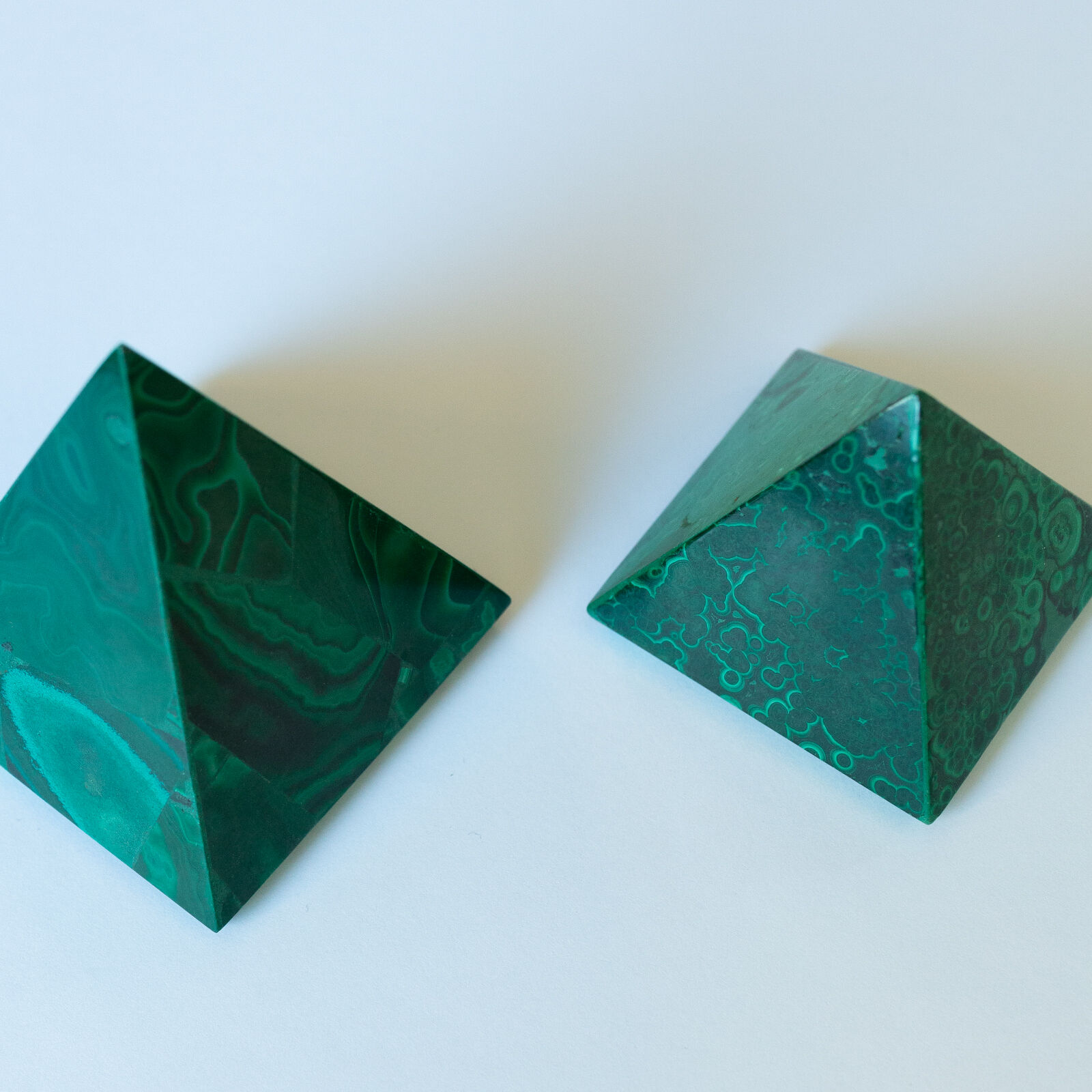 Paire de pyramides en malachite vert