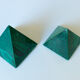 Paire de pyramides en malachite vert