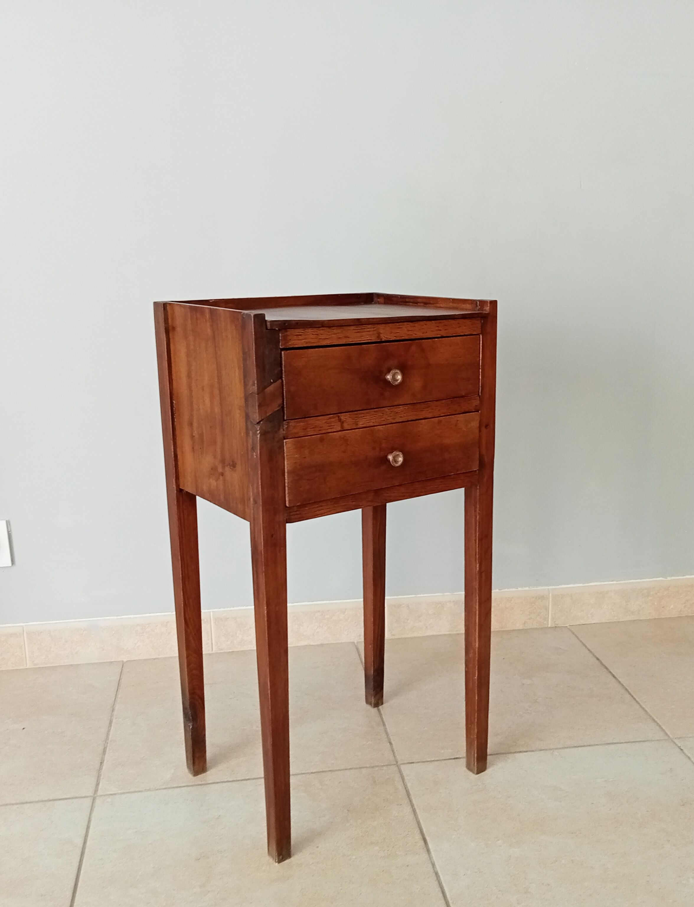 Walnut side table 20s/30s