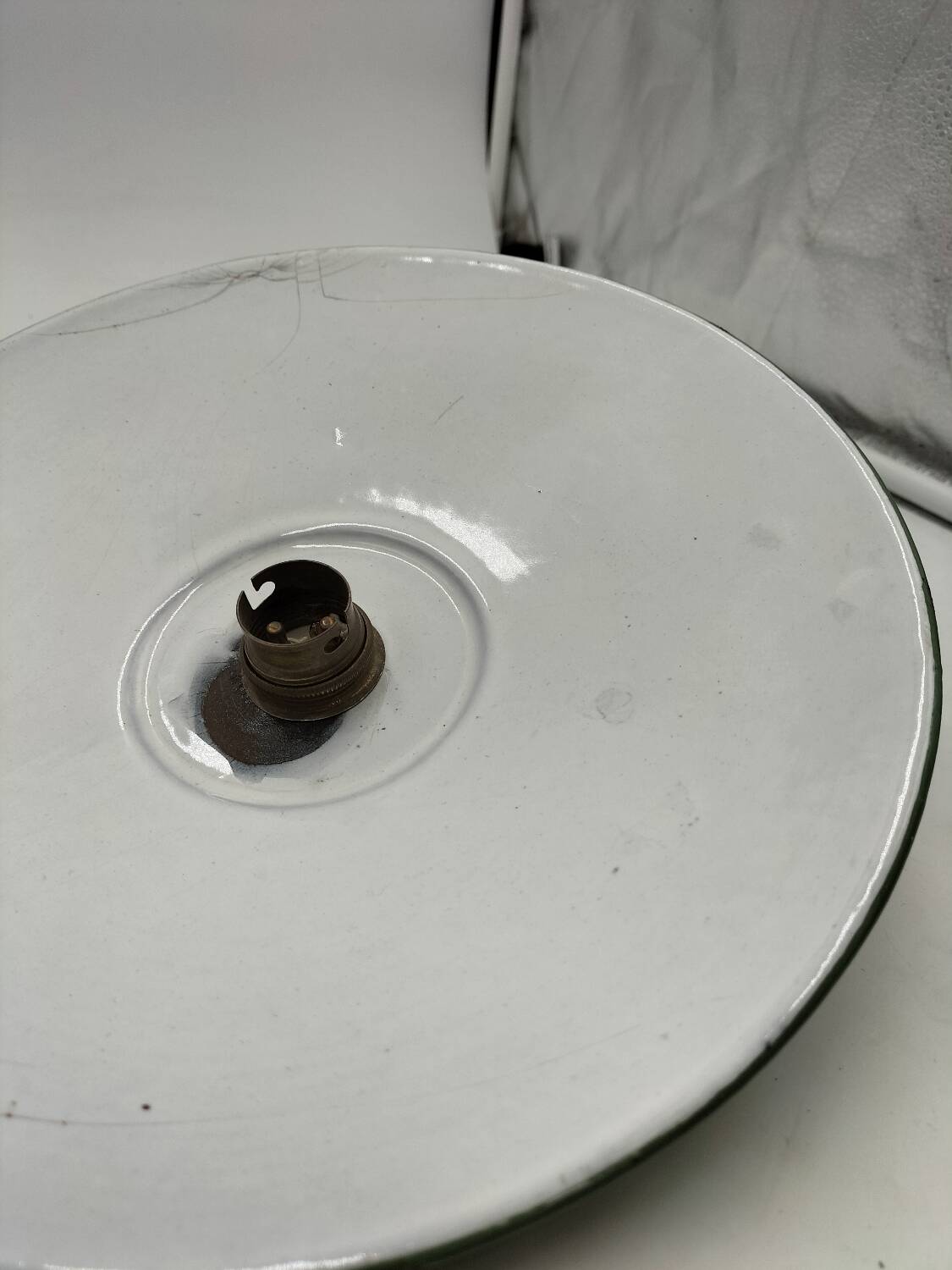 2 enamelled sheet metal suspensions