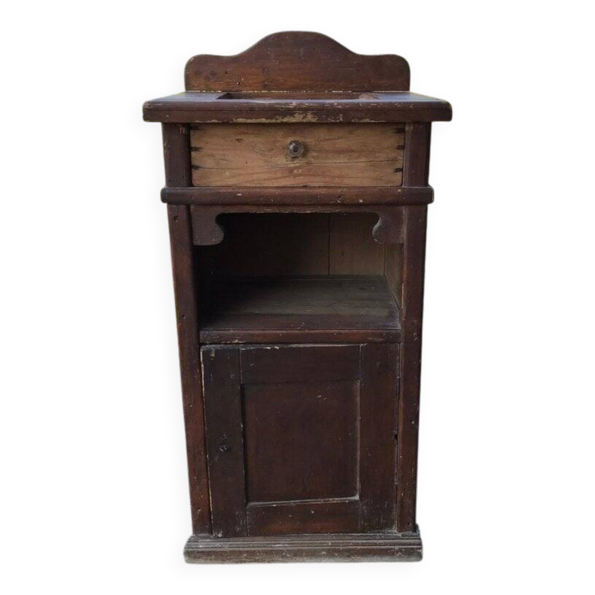 Table de chevet rustique en pin marron à tiroir, porte et étagère — début XXe siècle