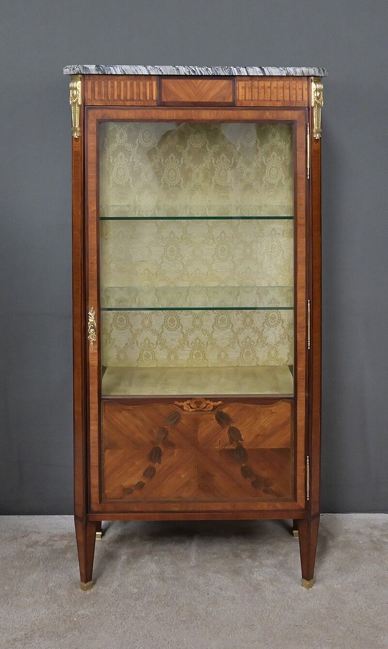Vitrine en marqueterie de bois de rose et acajou, style Louis XVI – début XXe
