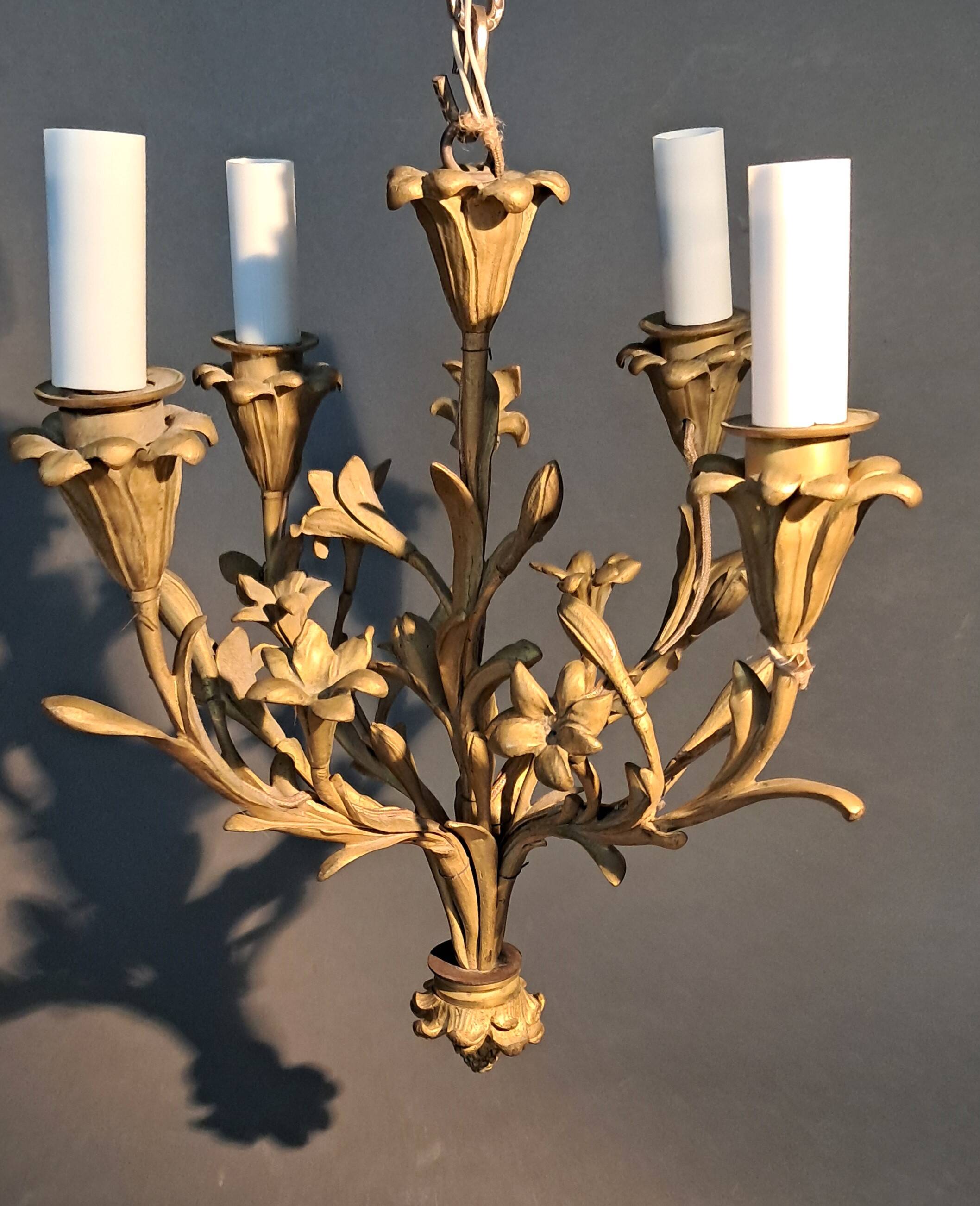 Neoclassical 4-arm gilt bronze chandelier, Circa 1940/1950.