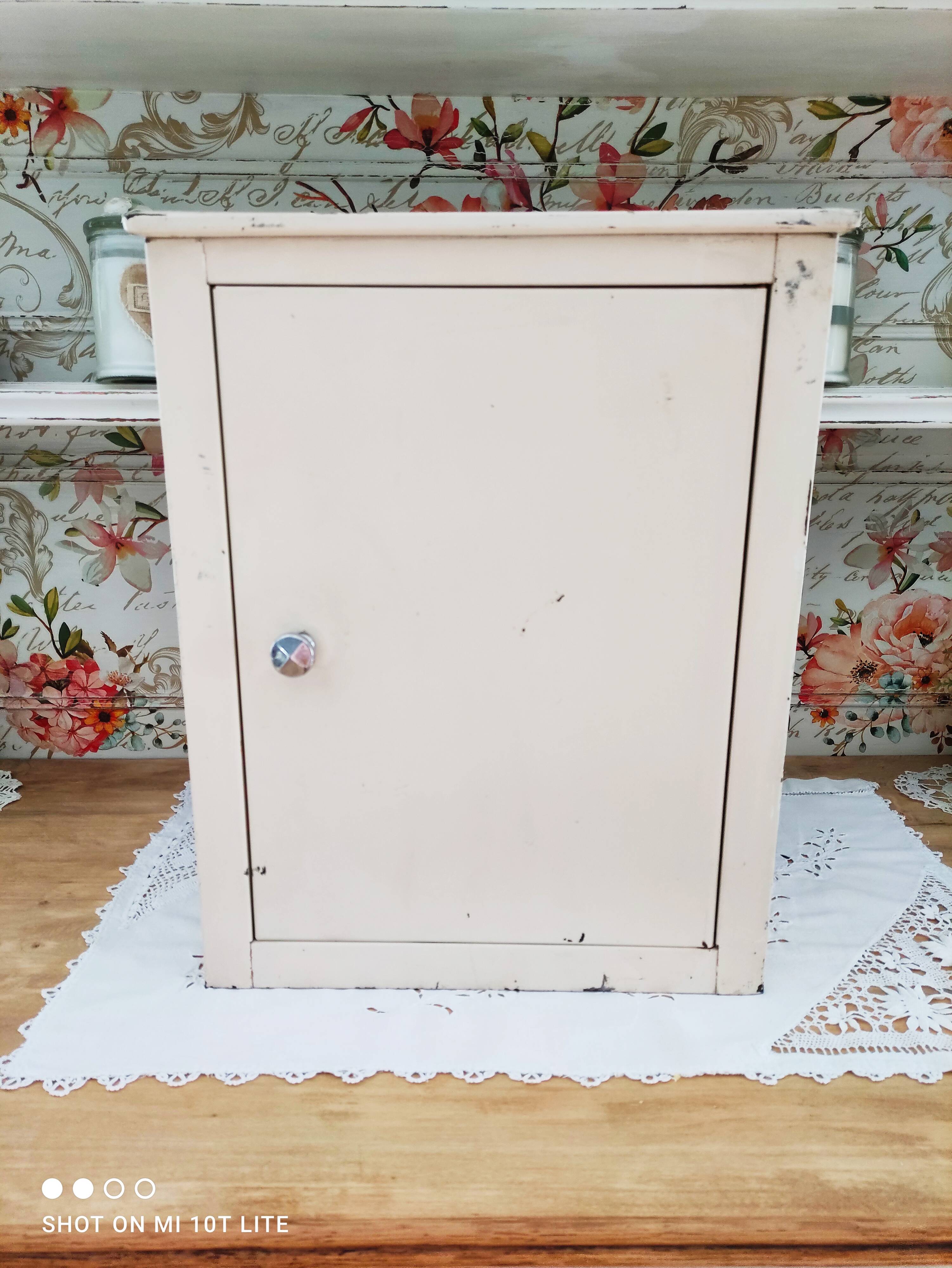 Armoire à pharmacie vintage années 50 en métal beige patiné