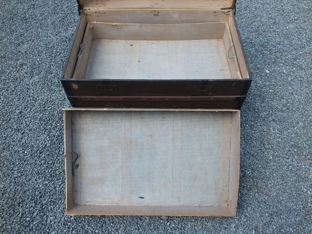 Curved trunk Moynat with compartments