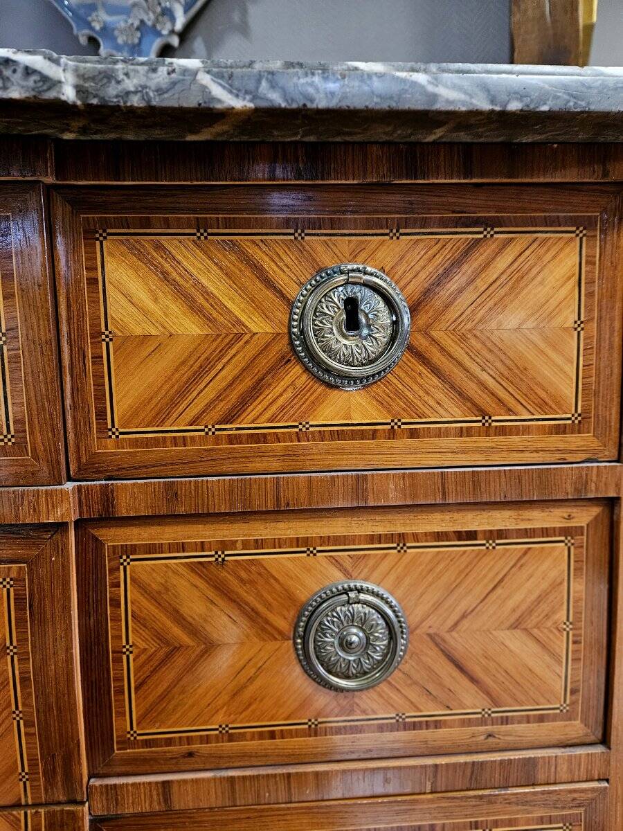 Commode epoque Louis XVI en marqueterie de bois précieux