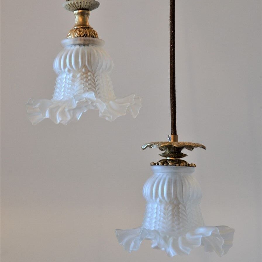 Double suspension with tulip lampshades and gold finishes