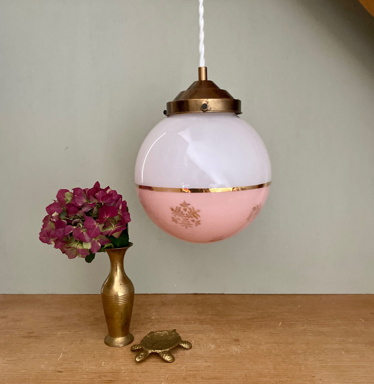 Suspension globe vintage en opaline blanche et rose