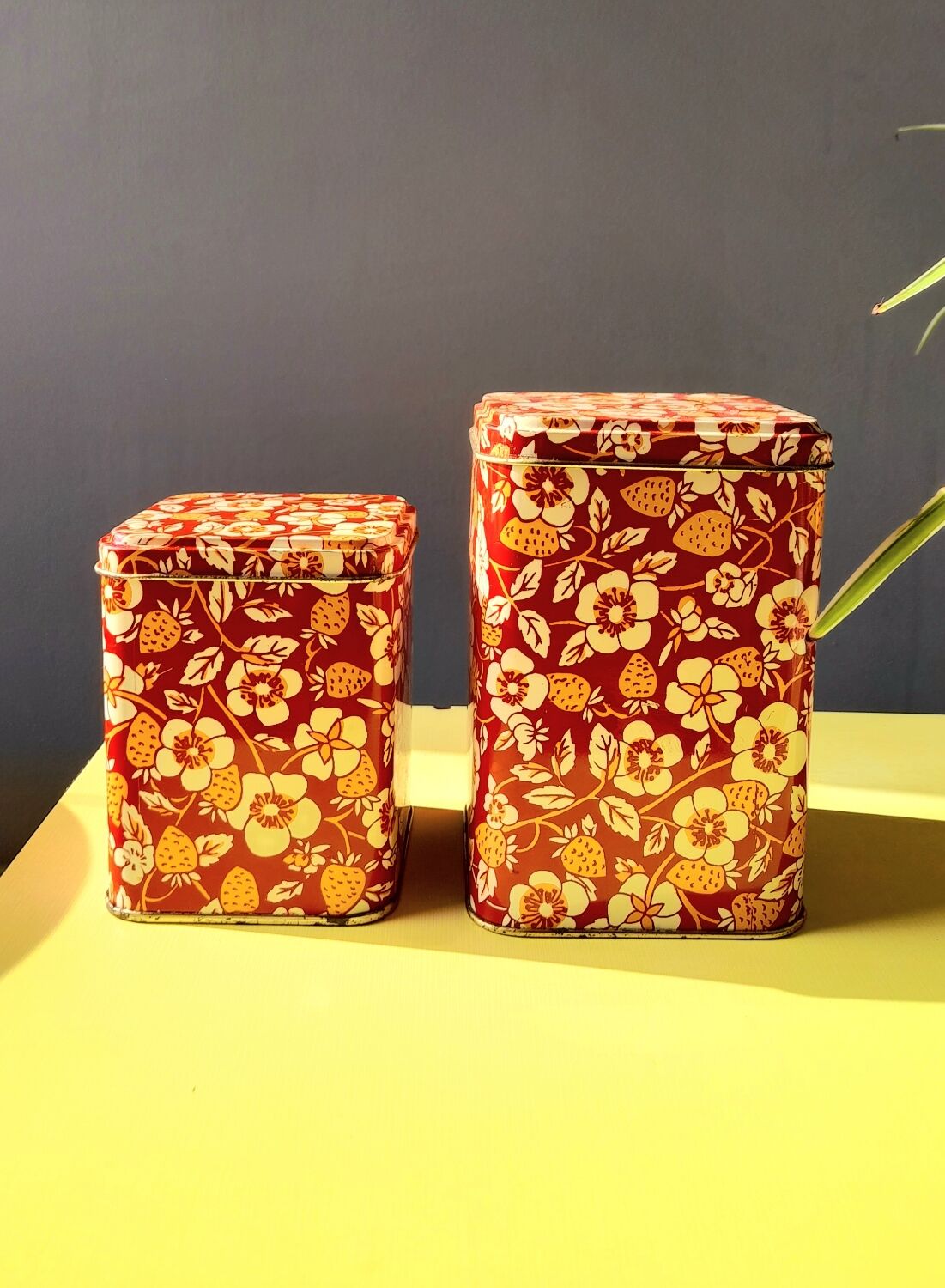 Strawberry nesting boxes 60s