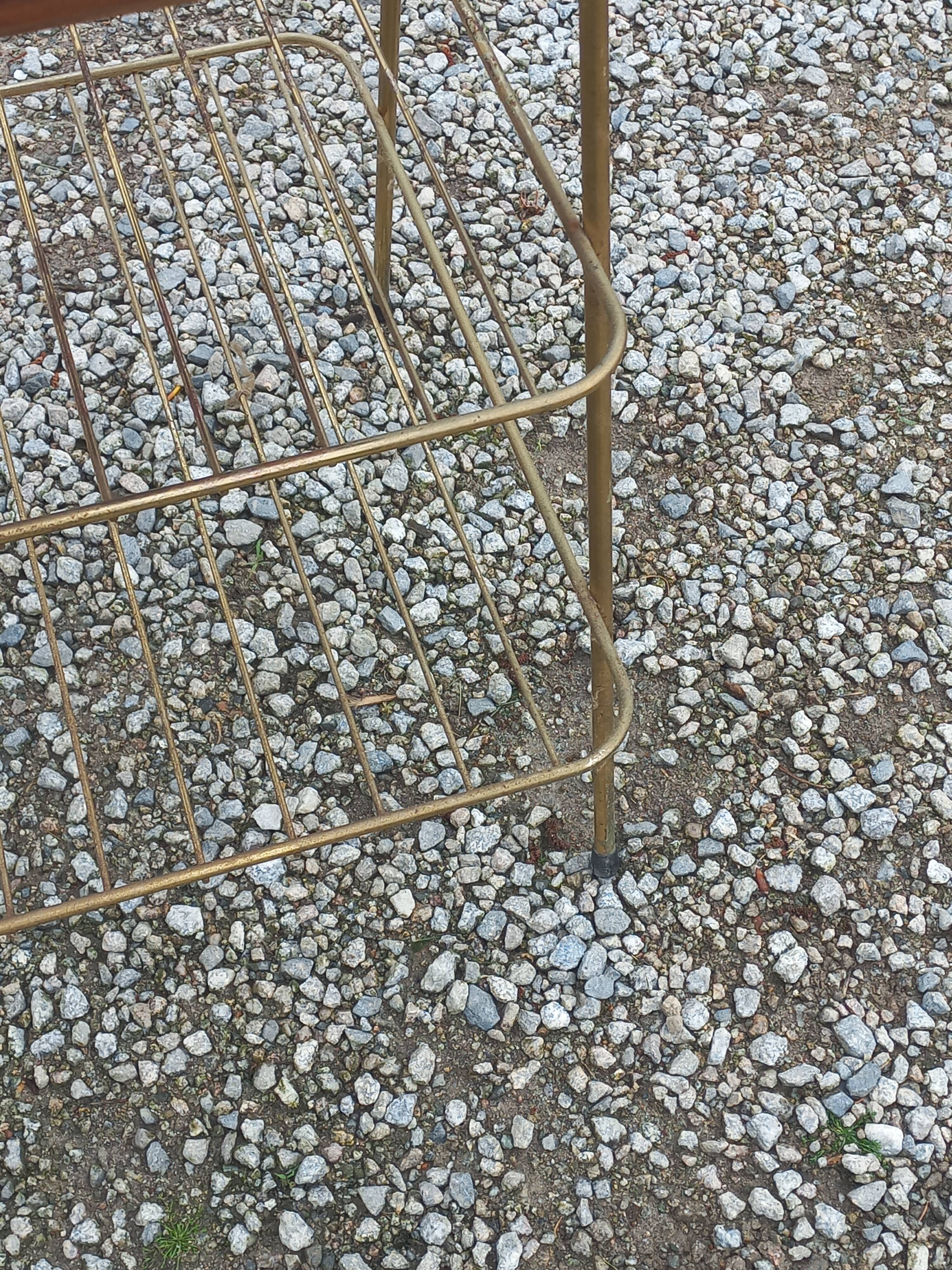 Lampadaire des années 50 en métal doré triple tablettes acajou et métal doré