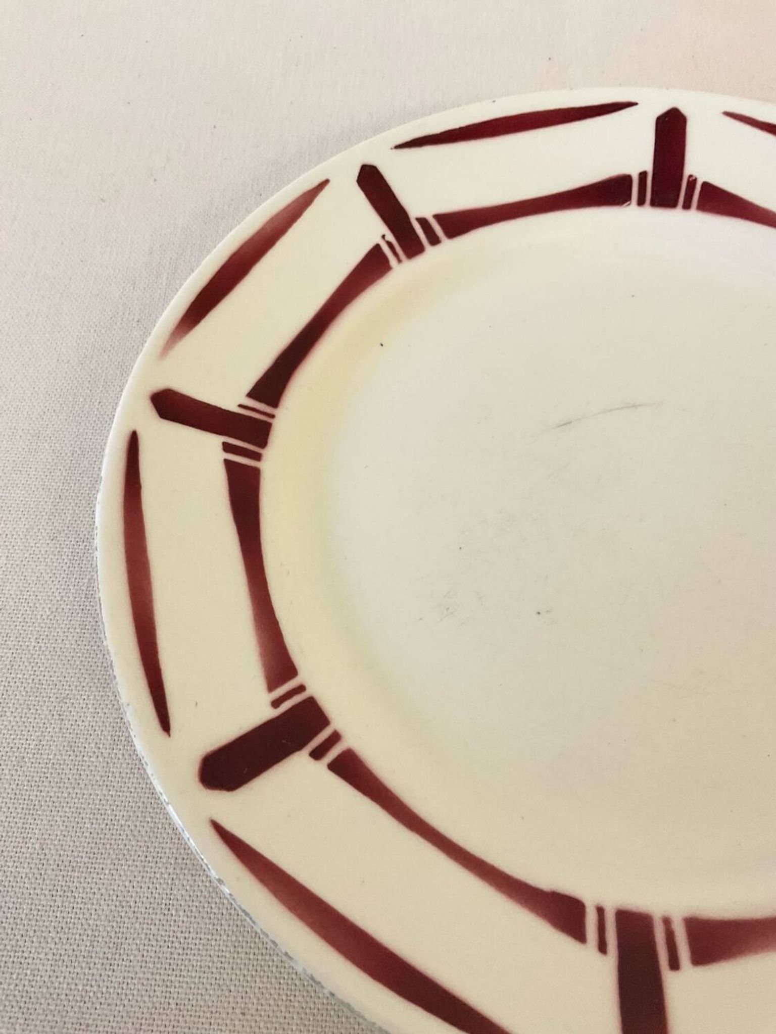 Vintage plate "Louise" – Graphic French earthenware in burgundy