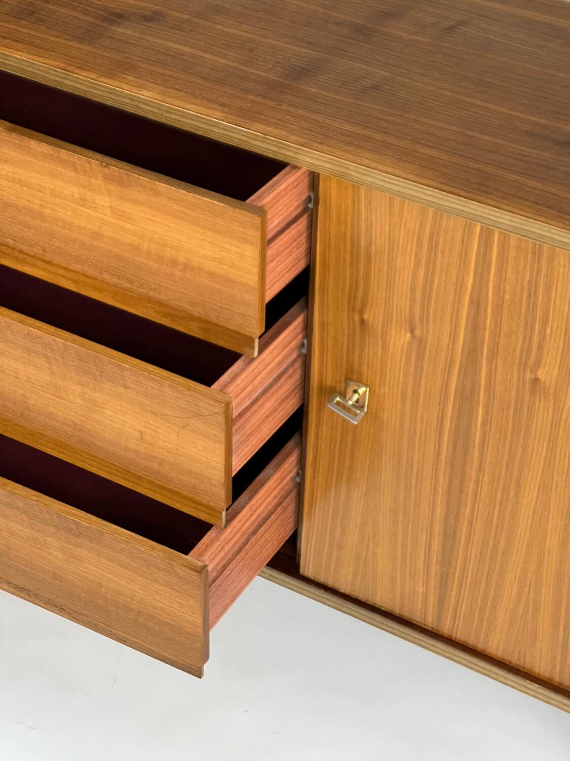 Buffet en noyer vintage avec tiroirs des années 60-70, de style mid-century, similaire au teck.