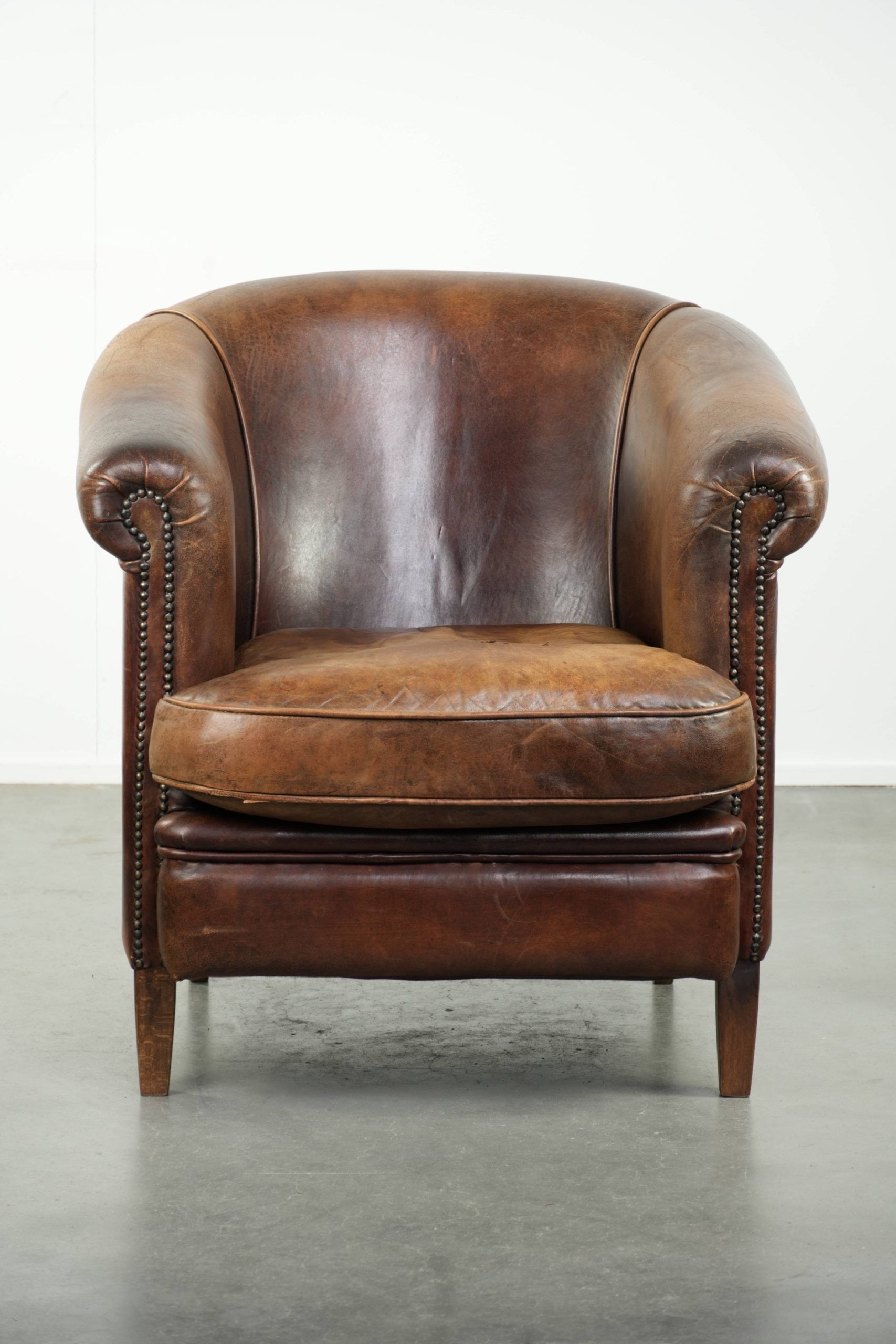 Fauteuil club en cuir de mouton vintage