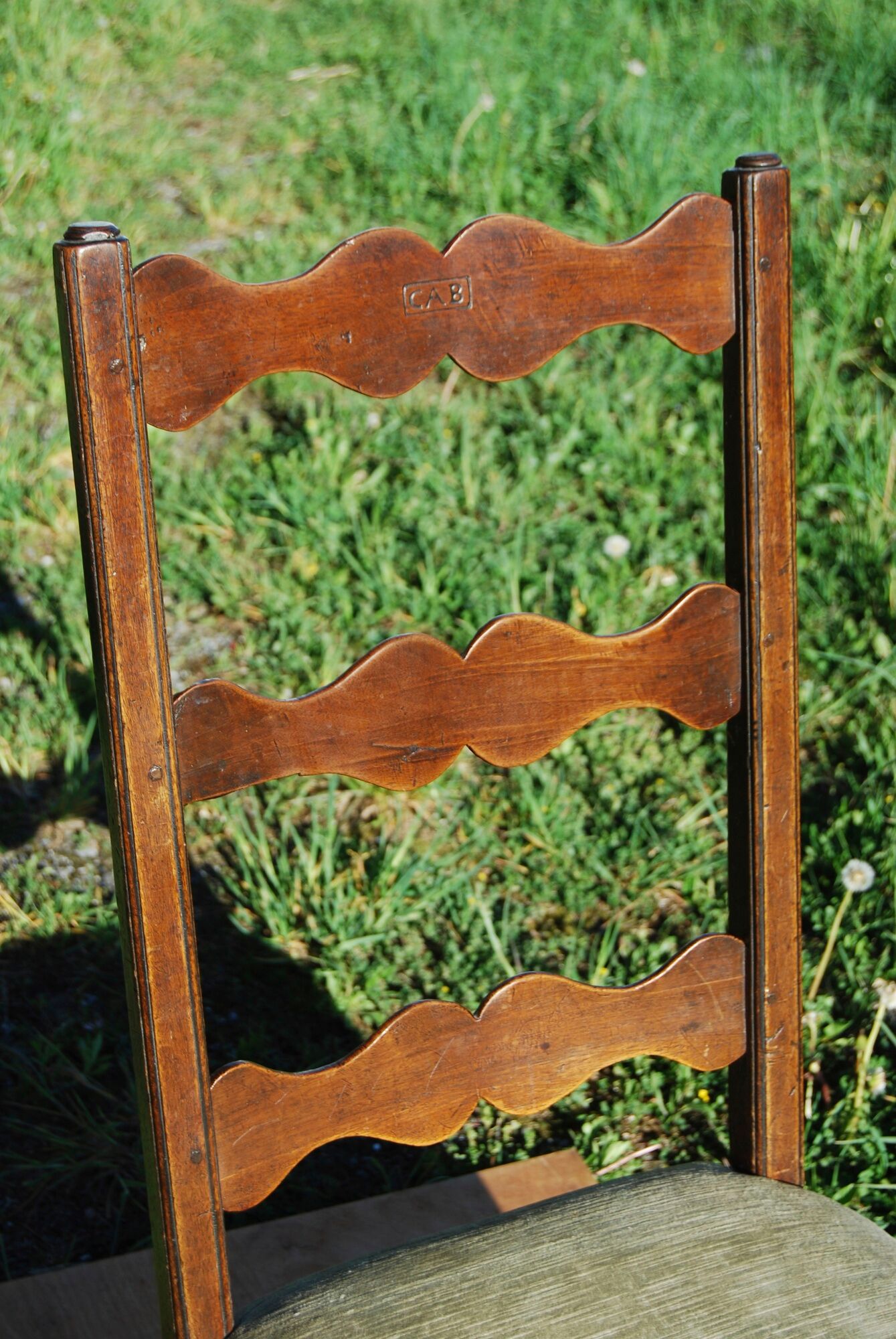 Louis XIII walnut chair feet in balustre brace in H