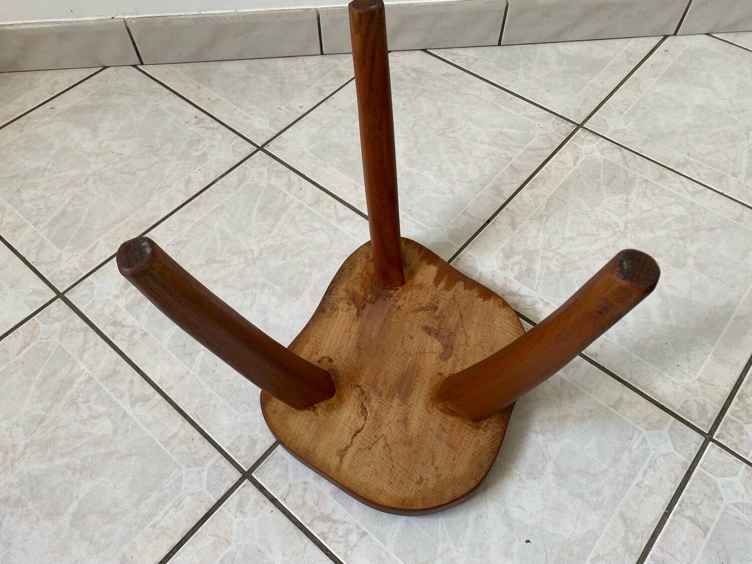 Brutalist tripod stool in solid elm, 1960s