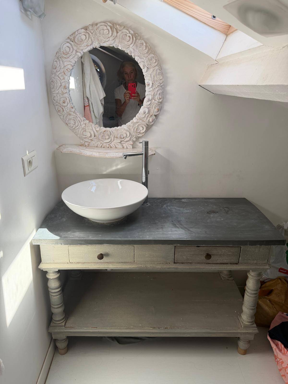 Meuble de salle de bain en bois style provençal avec vasque