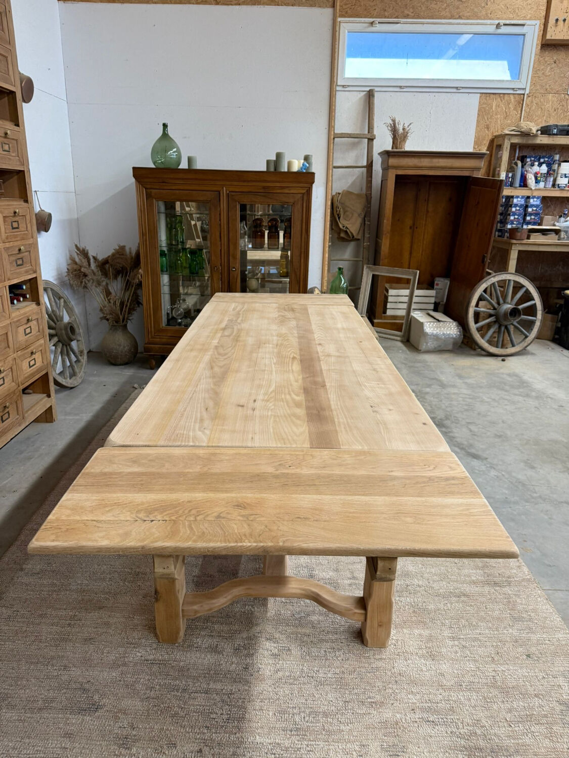 Extendable farmhouse table in solid oak