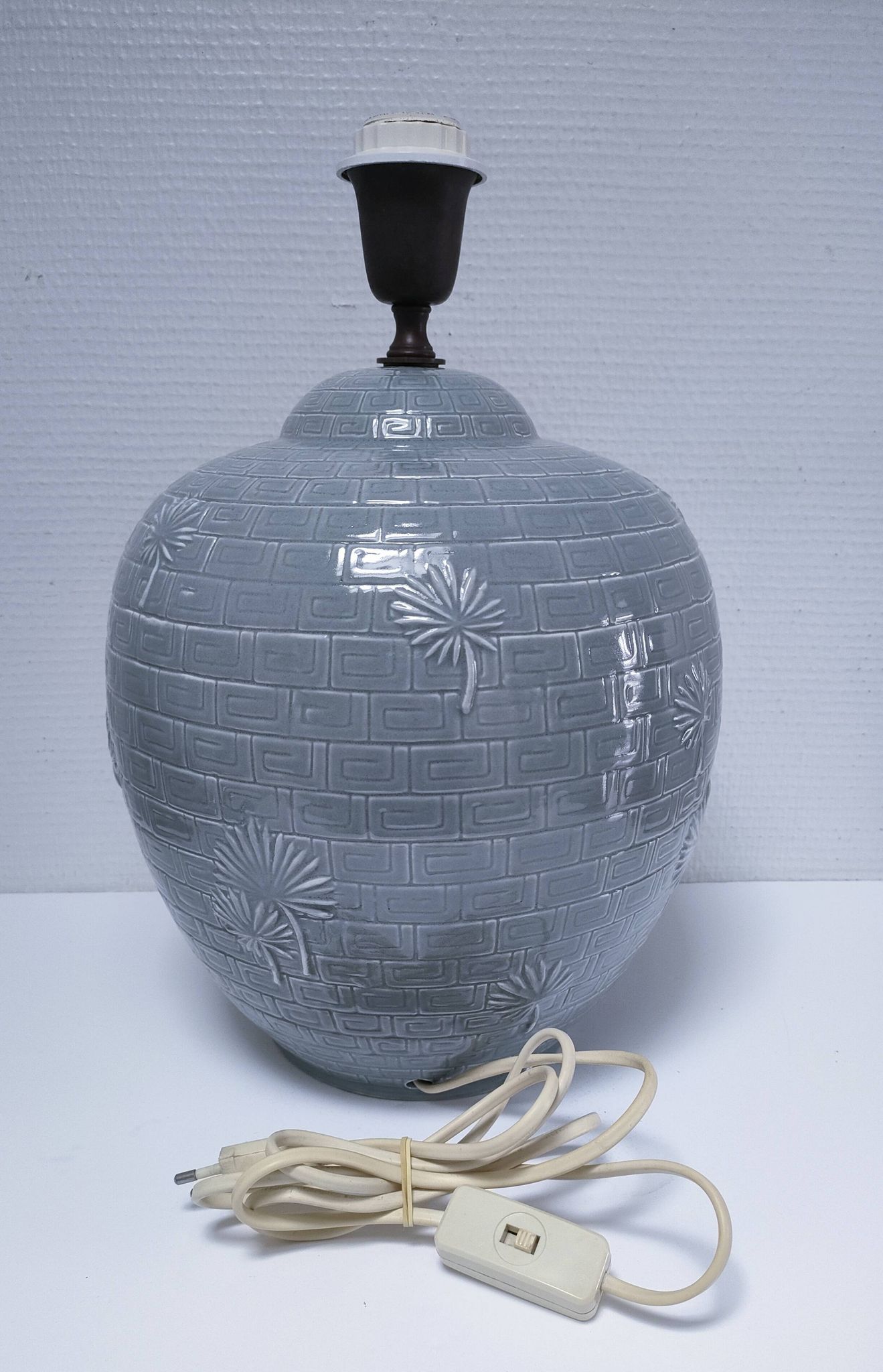 ceramic lamp in the shape of an XL pot, palm leaf decor, 80s