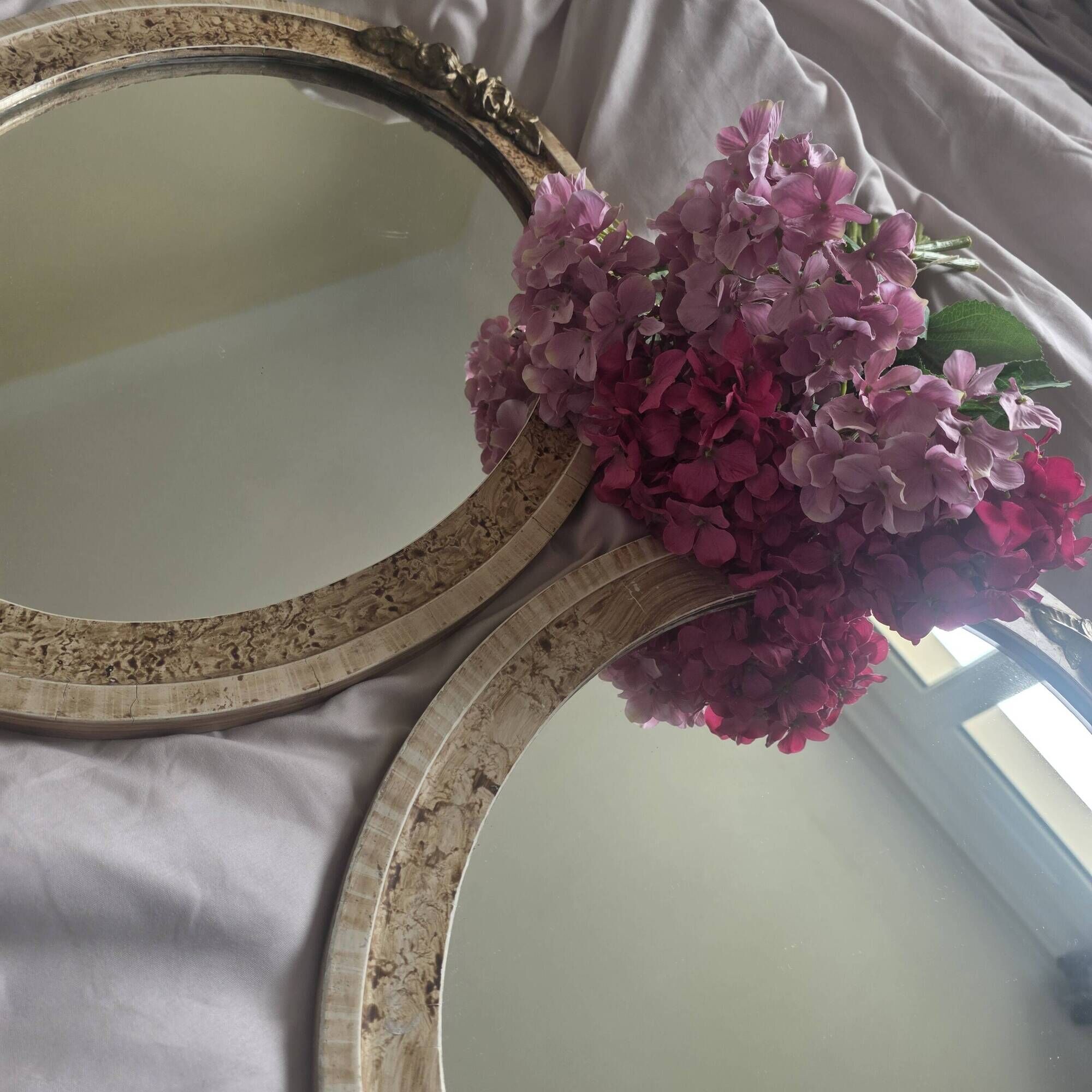 paire de miroirs ovales anciens