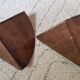 Paire de petites étagères d'angle en bois, circa 1950