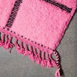 Traditional handmade Moroccan rug with pink patterns, 200x300 cm.