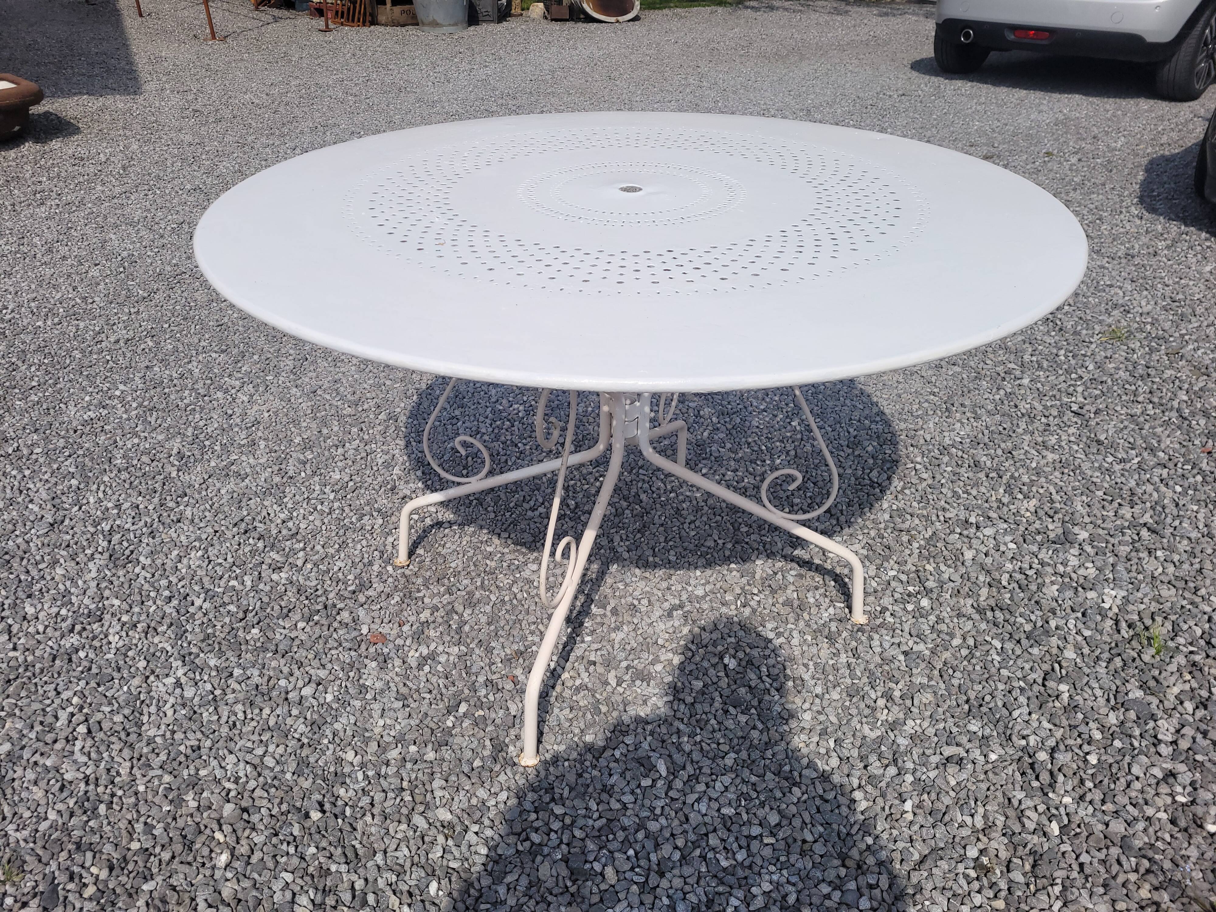 Iron garden table, 117cms in diameter