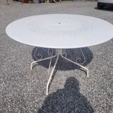 Iron garden table, 117cms in diameter