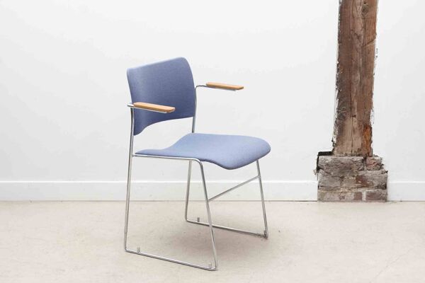 Chaise Howe 4/40 accoudoirs bleue et chrome par David Rowland