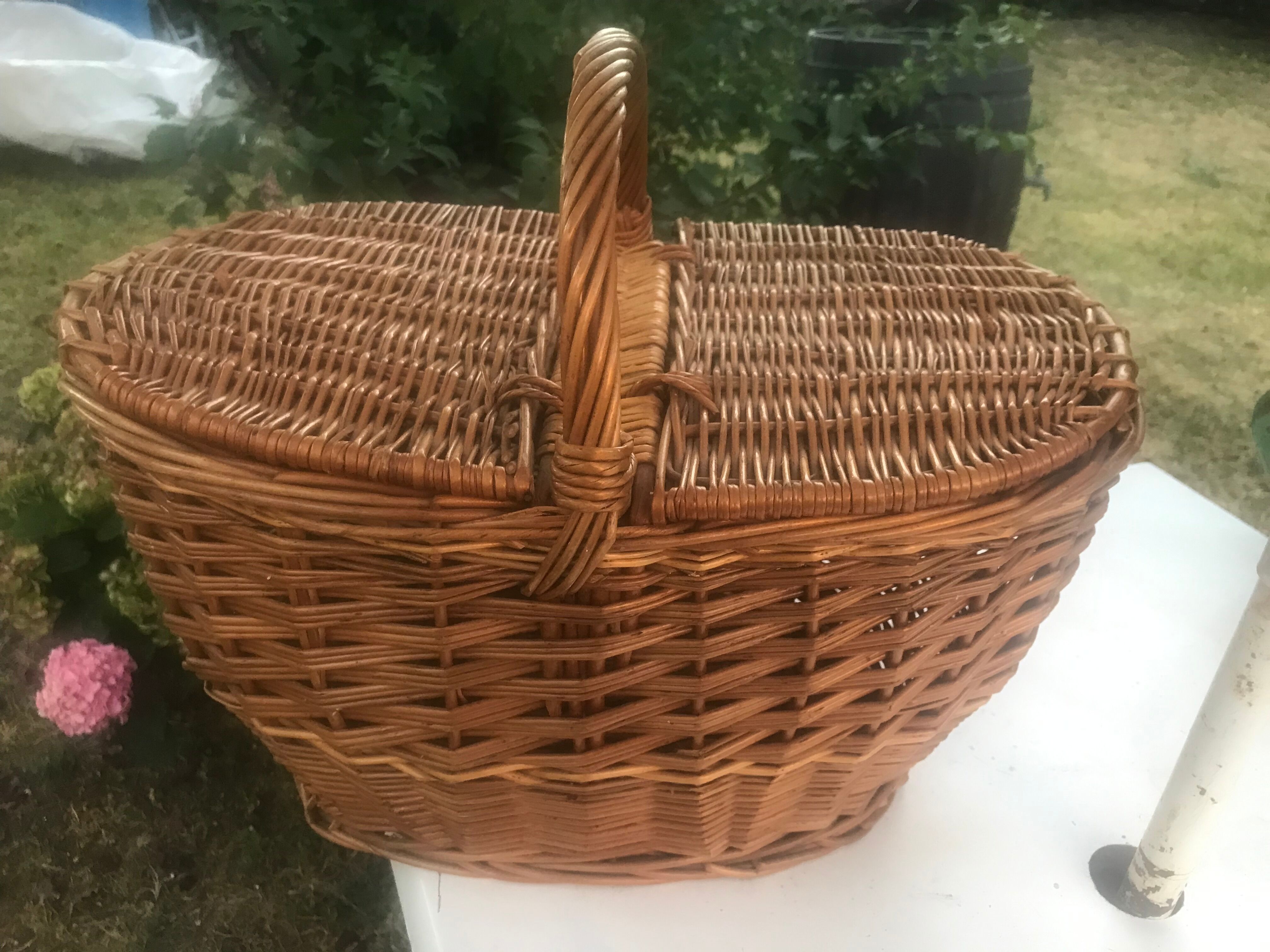 Wicker basket with lid