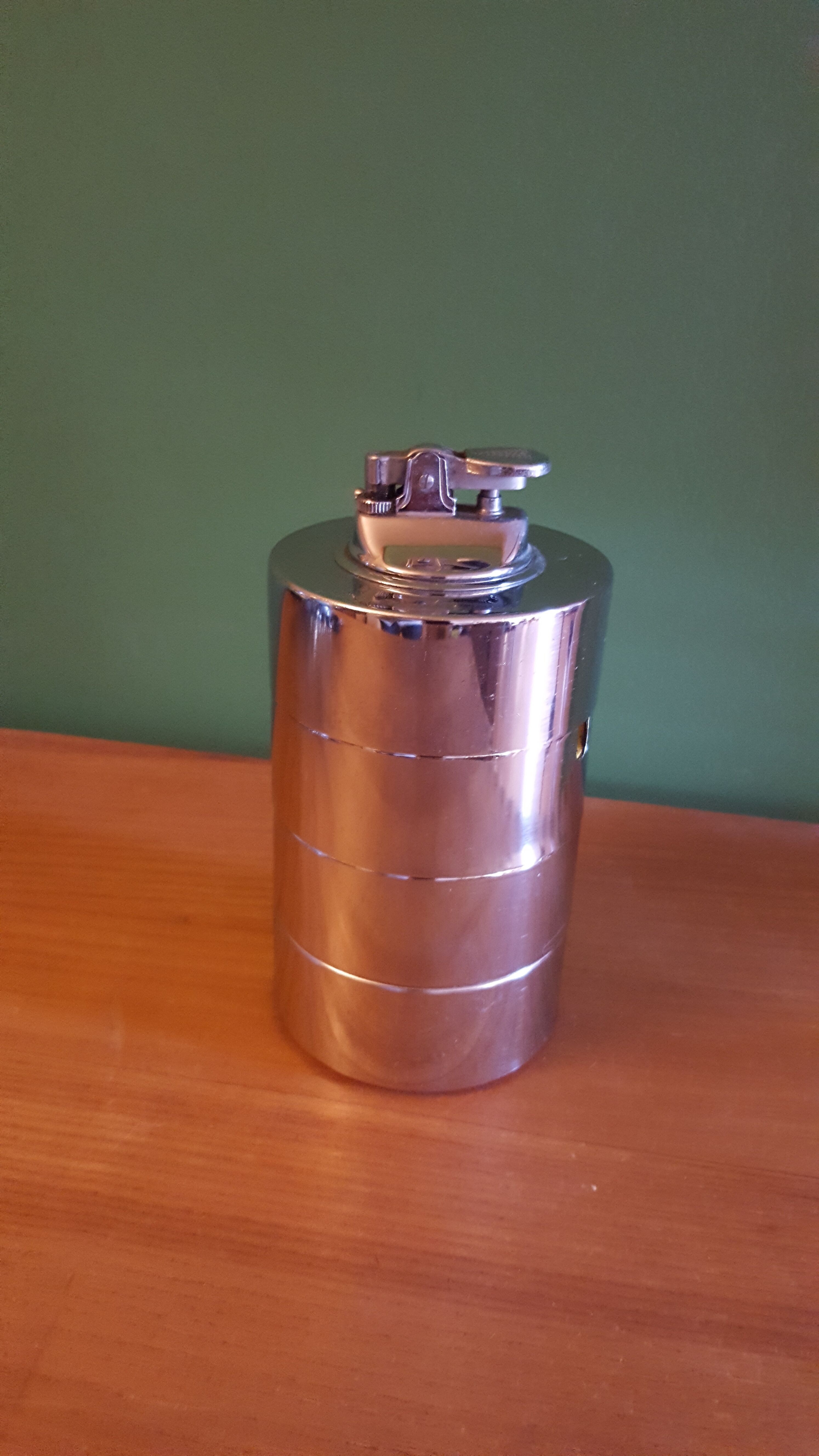 Vintage lighter and ashtrays 70
