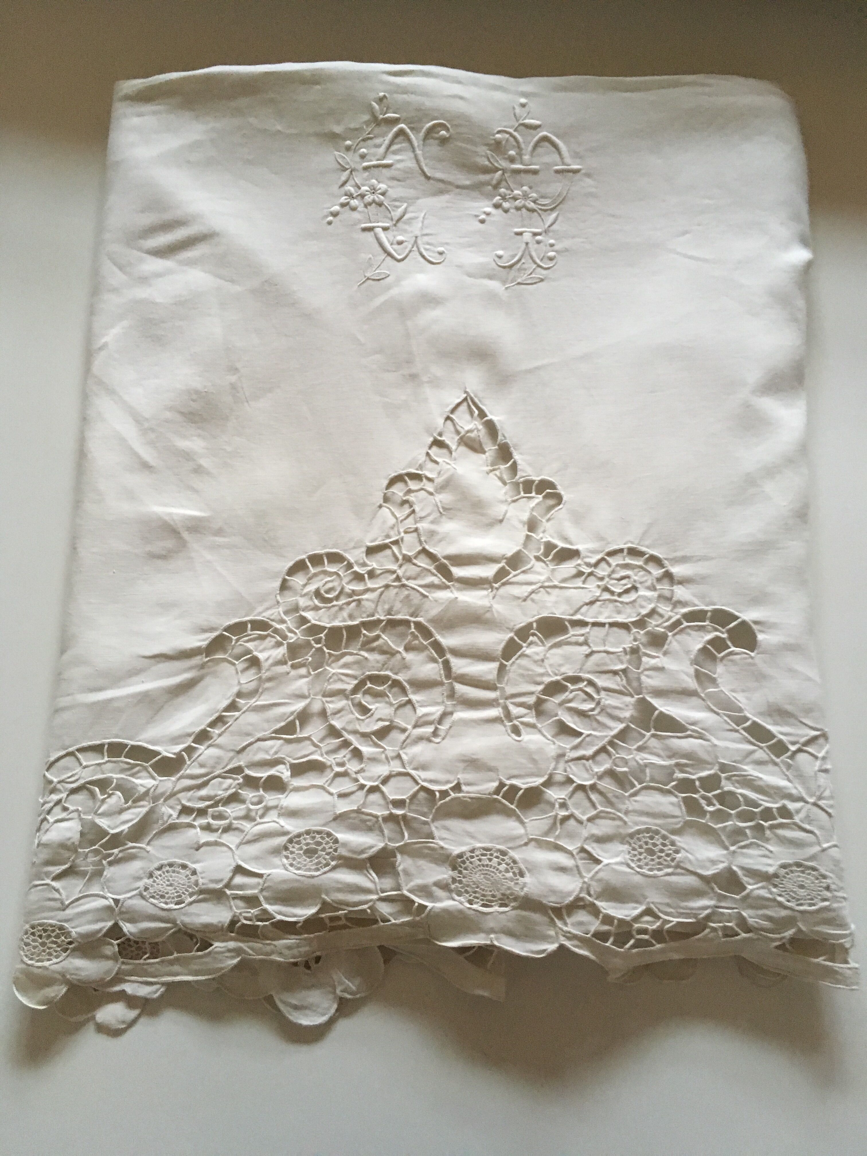 Cloth of linen embroidered setback richelieu figure cp thread Castle