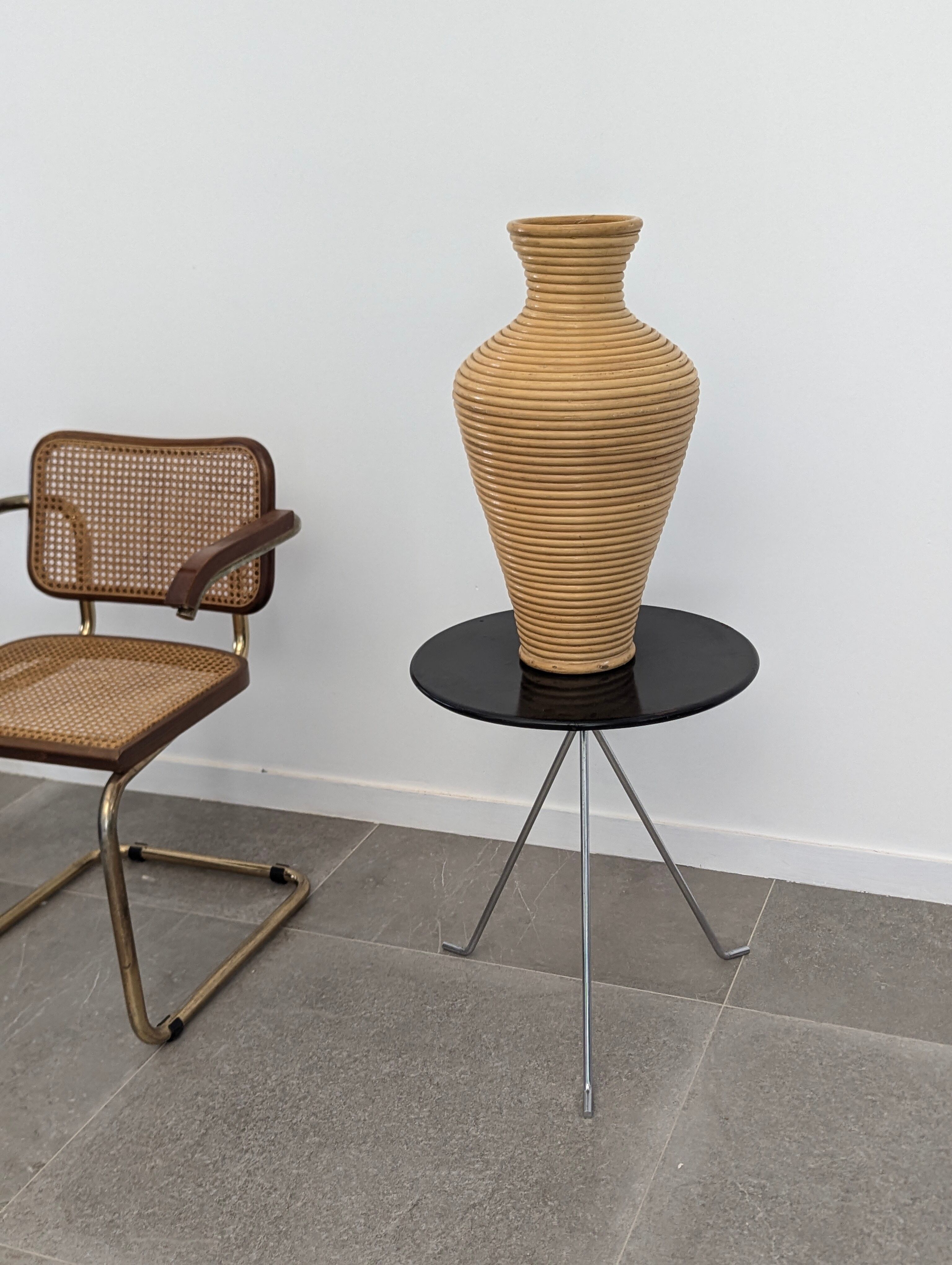 Grand vase de sol en rotin tressé, années 1970