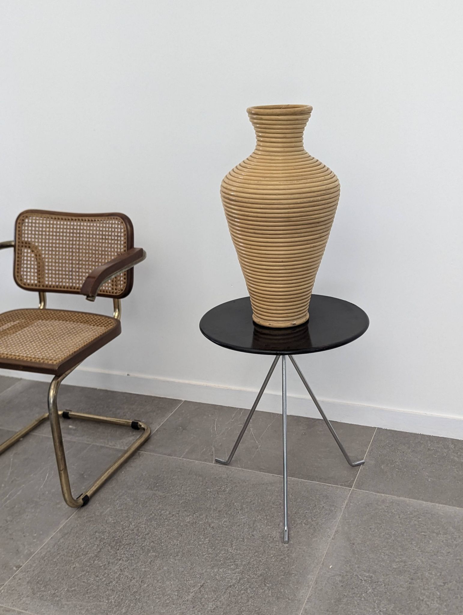 Grand vase de sol en rotin tressé, années 1970