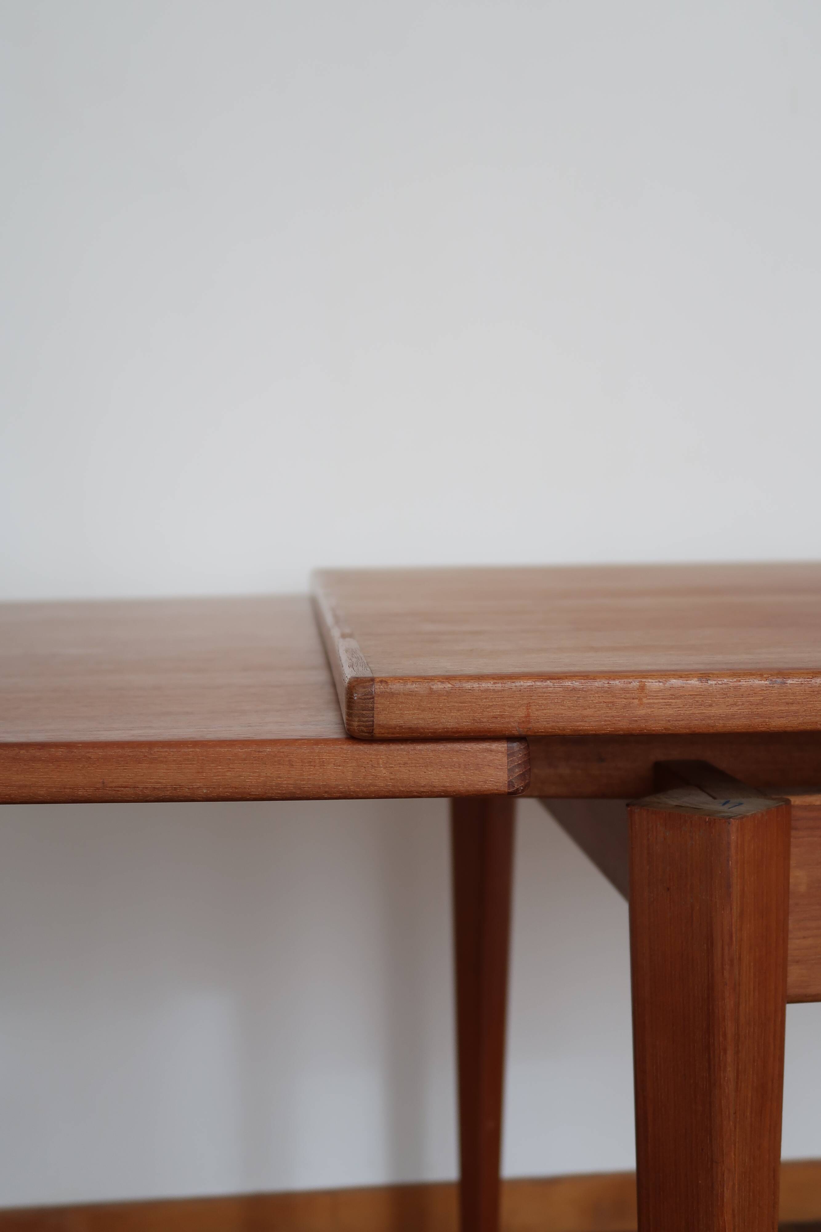 Extendable scandinavian table