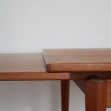 Extendable scandinavian table