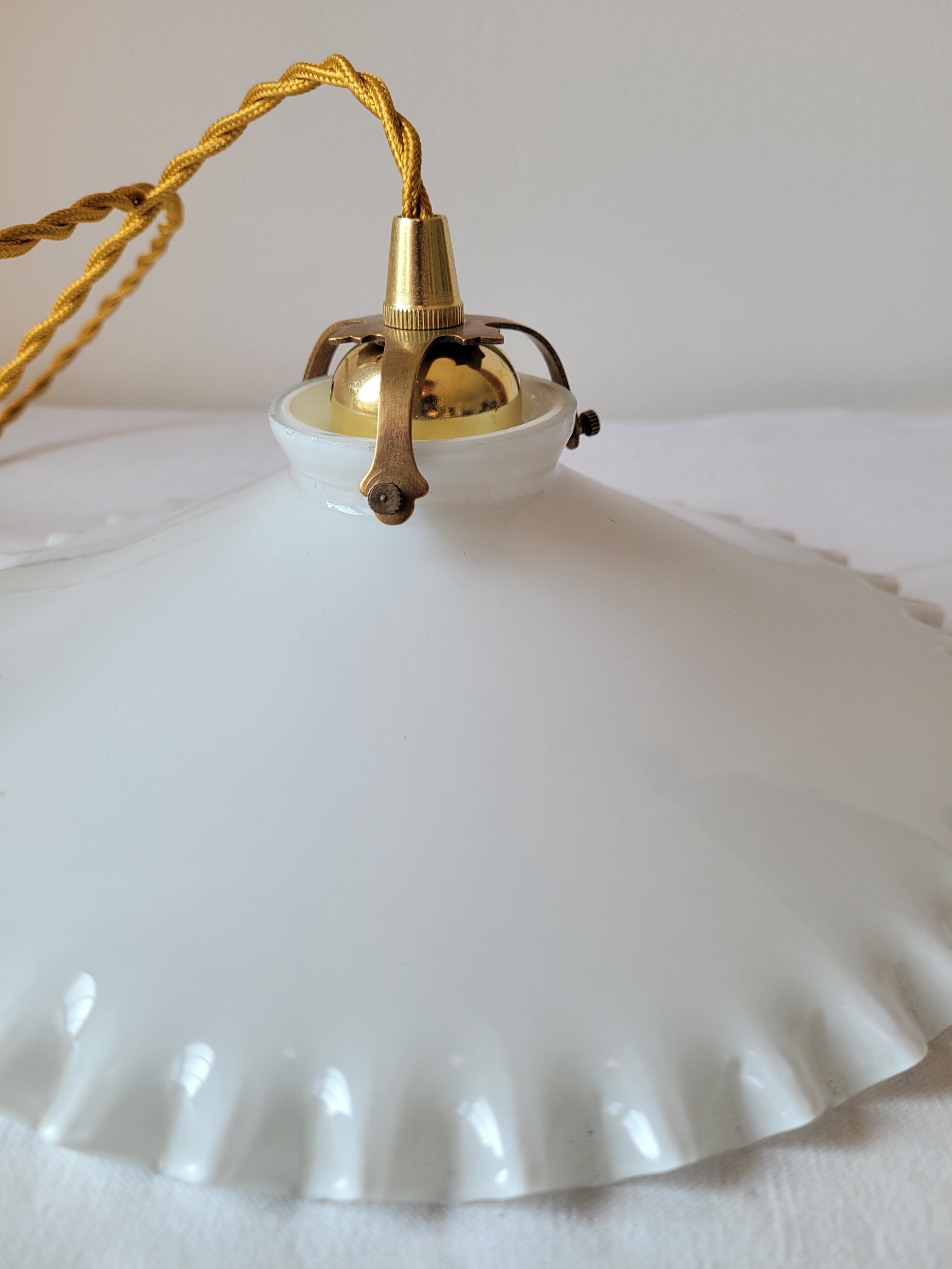 Serrated opaline suspension