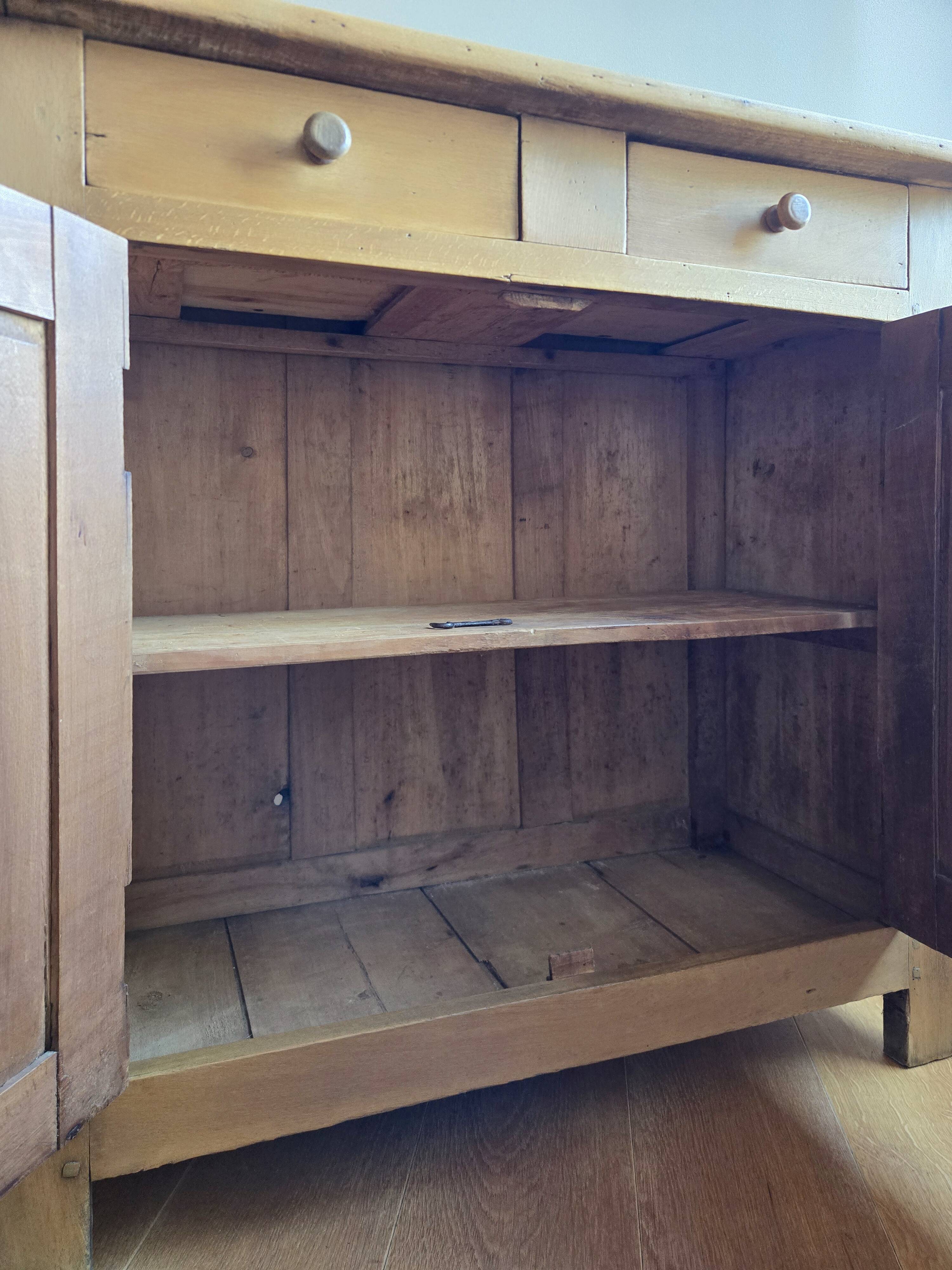 Buffet parisien ou meuble de rangement ancien à 2 portes en bois massif