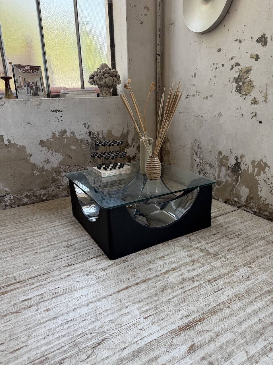 Table basse socle moulé et chrome, années 70