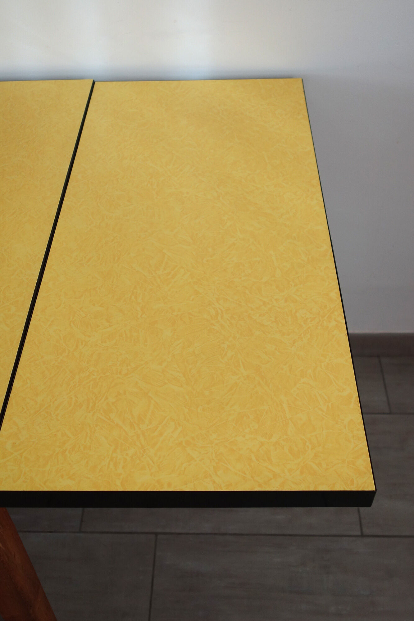 Table formica jaune et pieds bois années 50