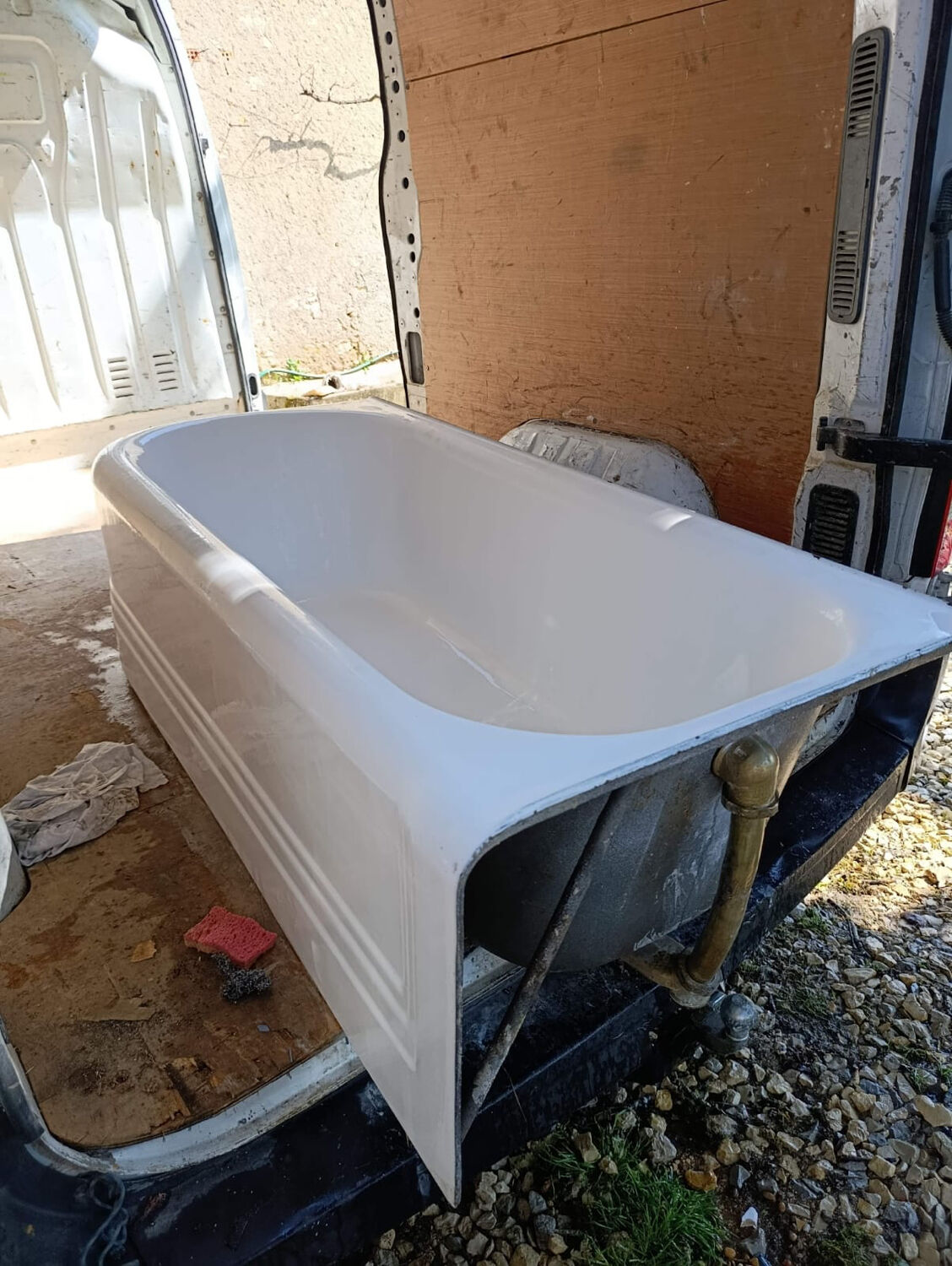 Art Deco bathtub from the 1930s and washbasin.