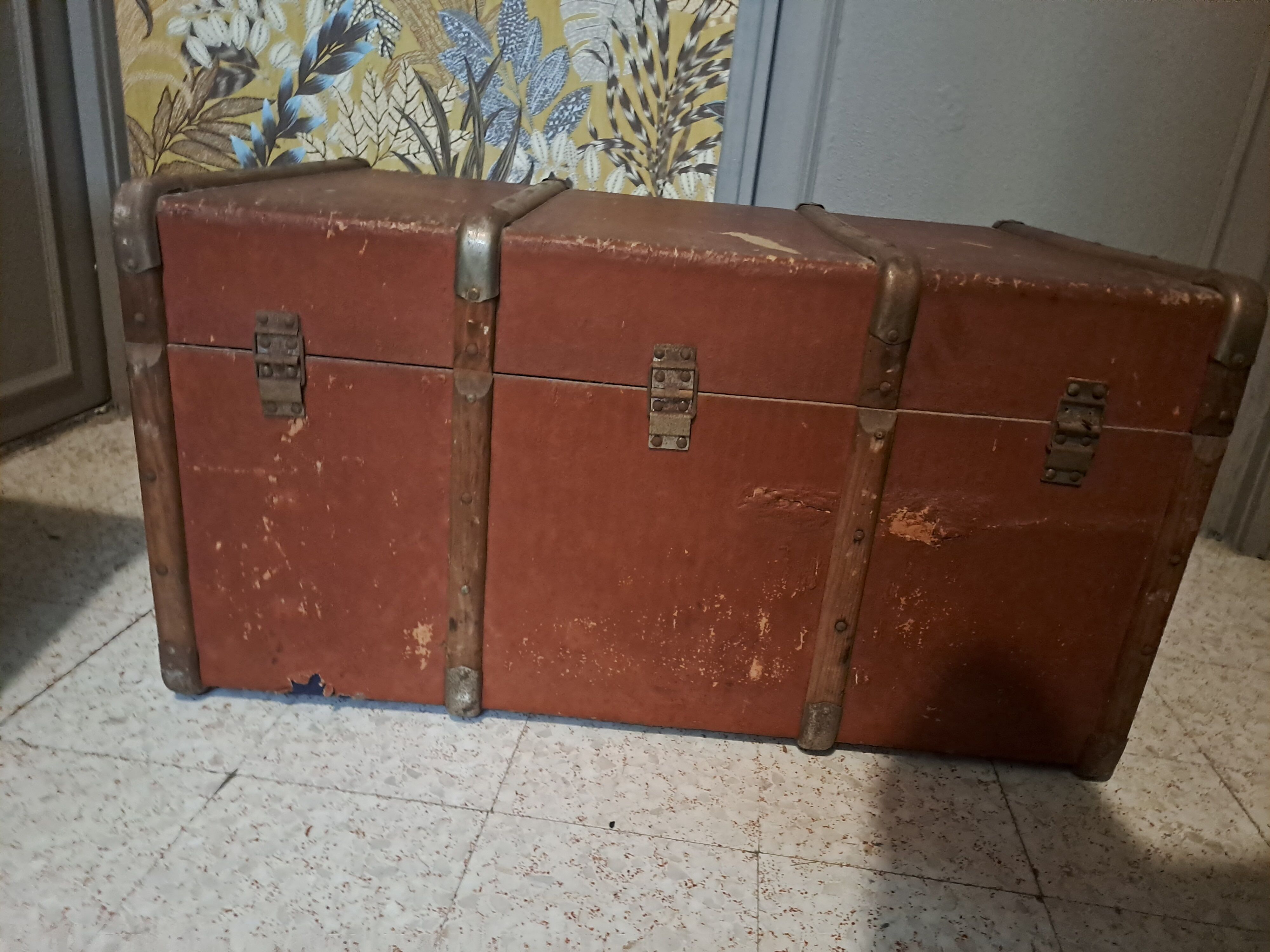 Vintage vintage old travel trunk dating from the 1920s/1940s