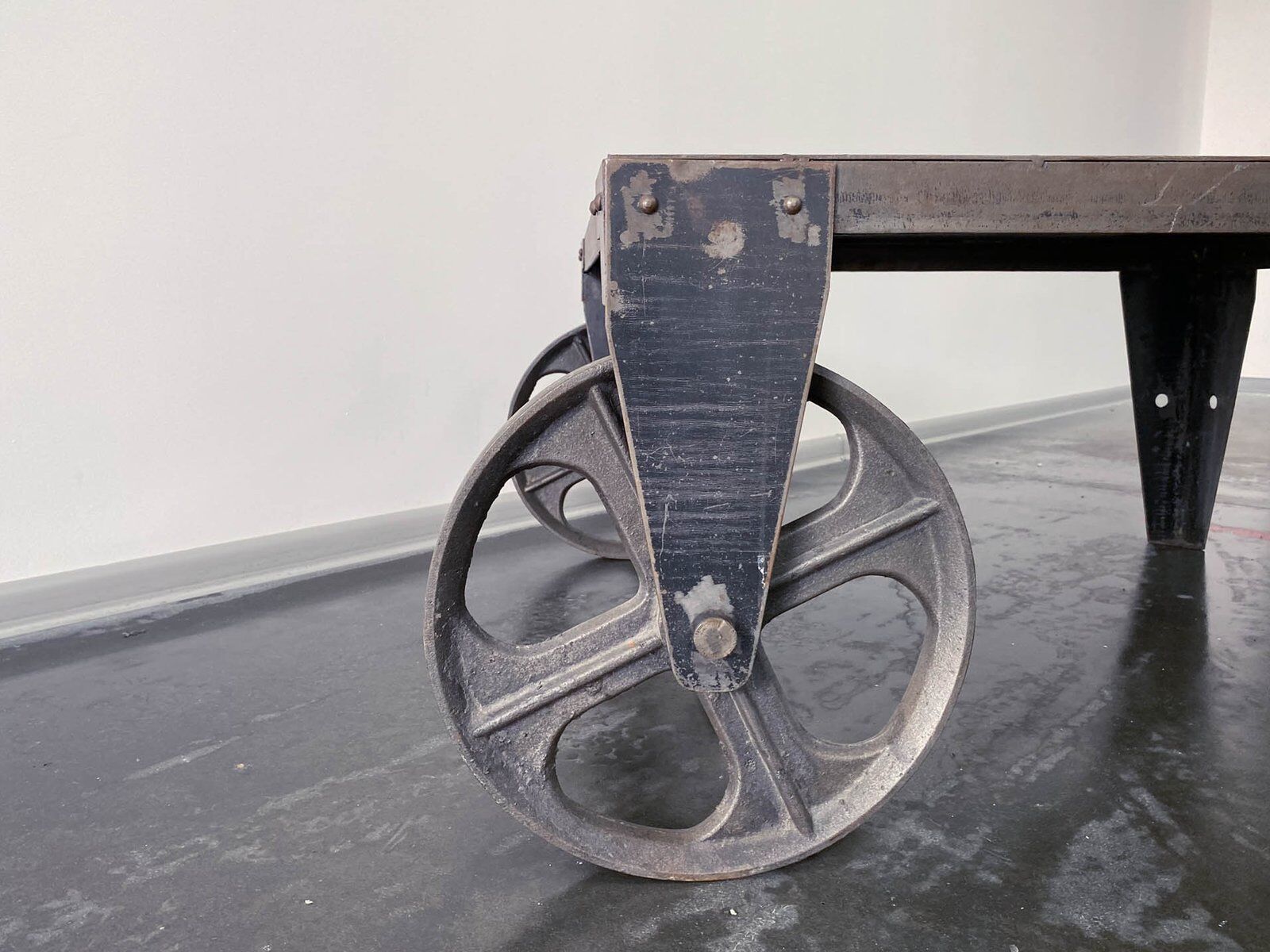 Table basse en acier industriel brutaliste