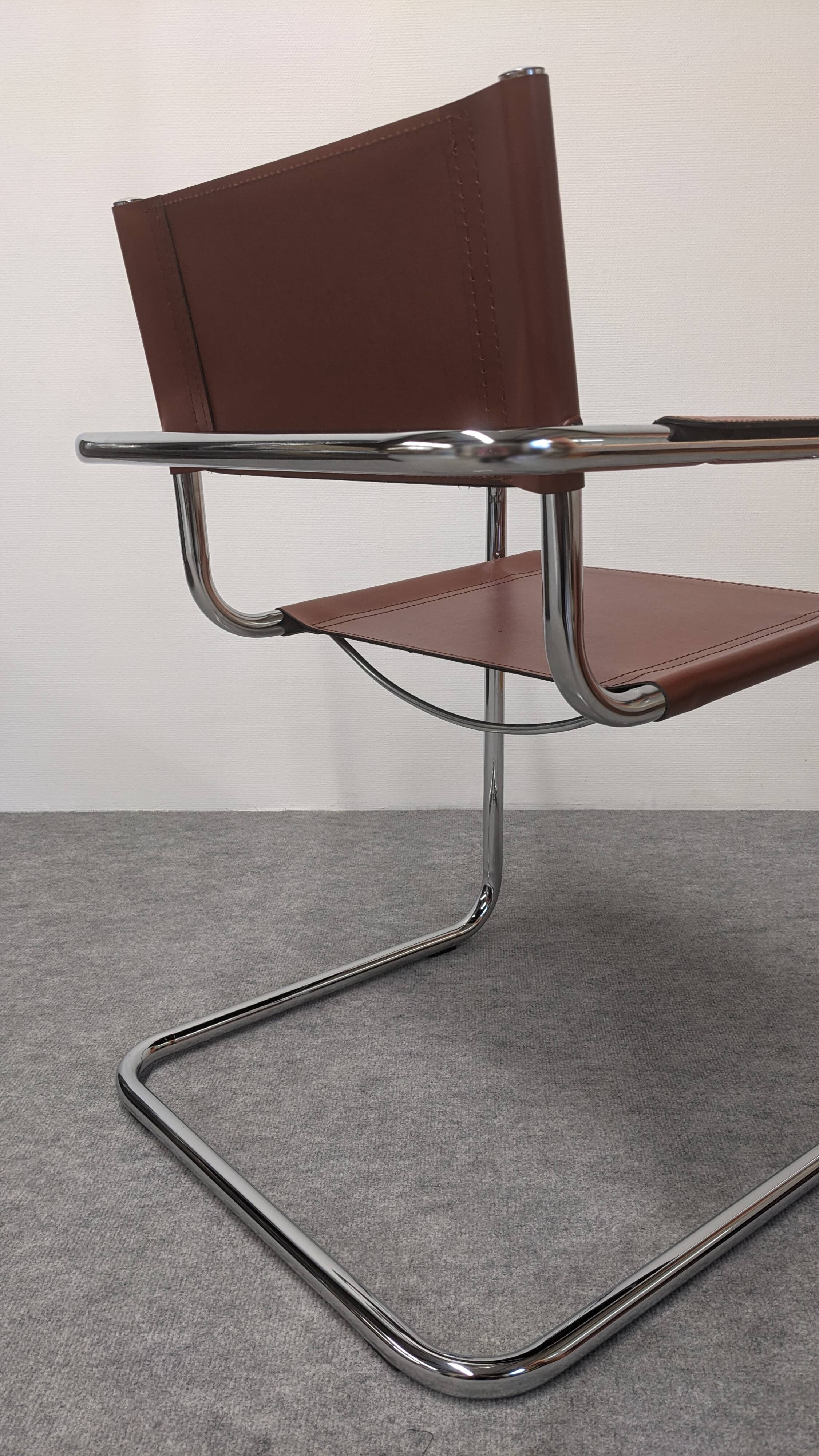 Série de 8 fauteuils cantilever modèle MG5 Made in Italy
