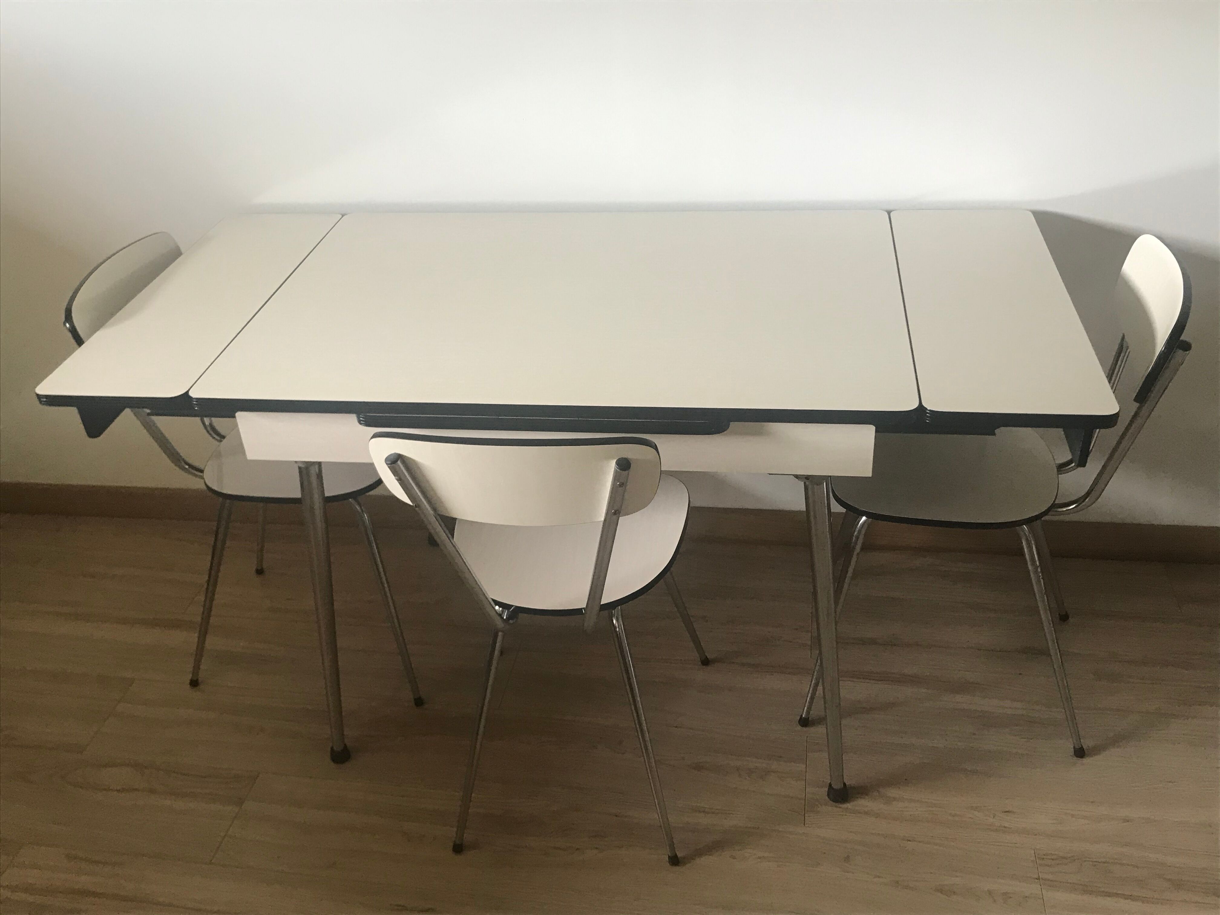 Table and its 3 Formica chairs