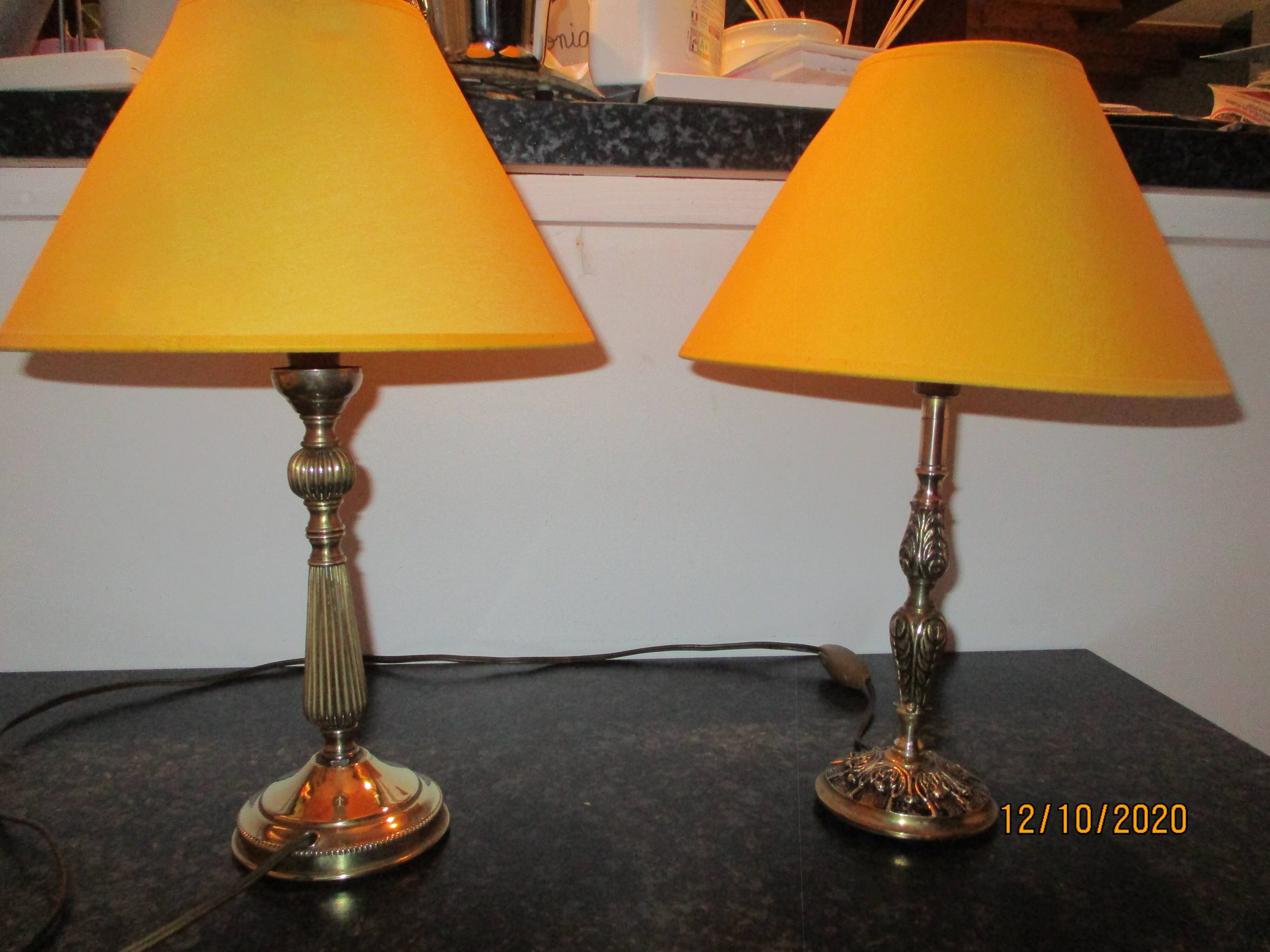 2 bedside lamps
