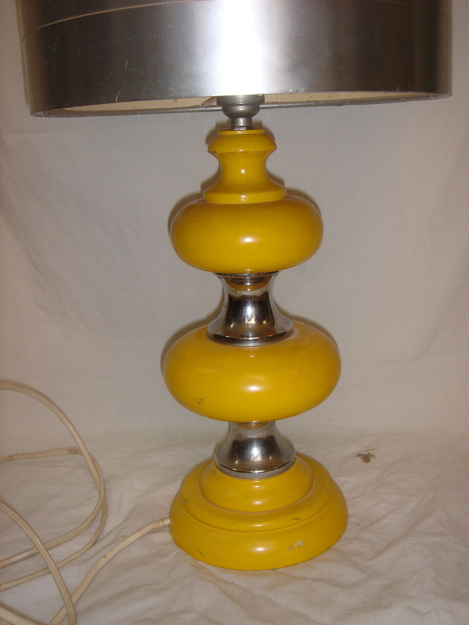 Lampe jaune au contour inox des années 1970