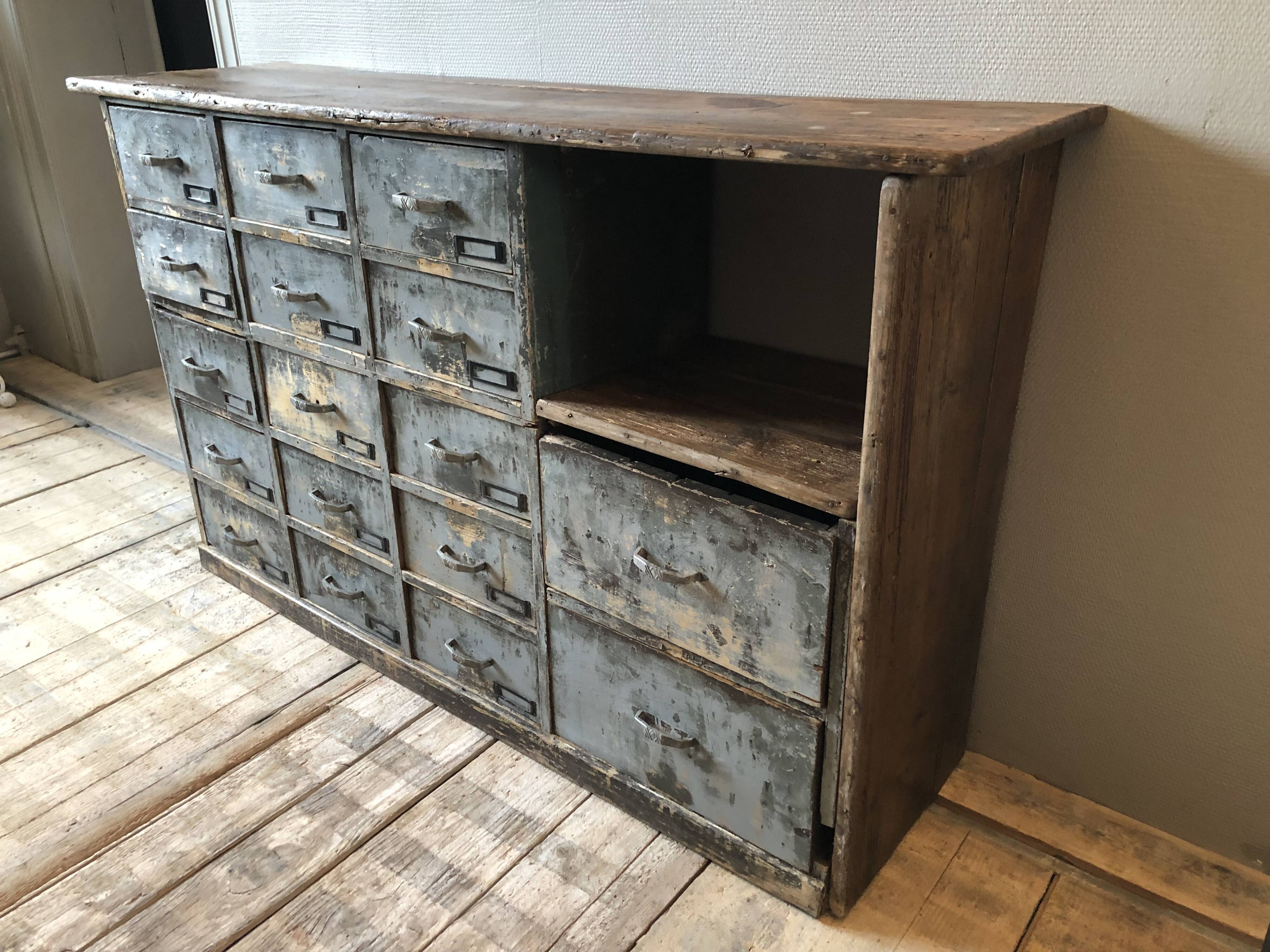 Workshop furniture with drawers