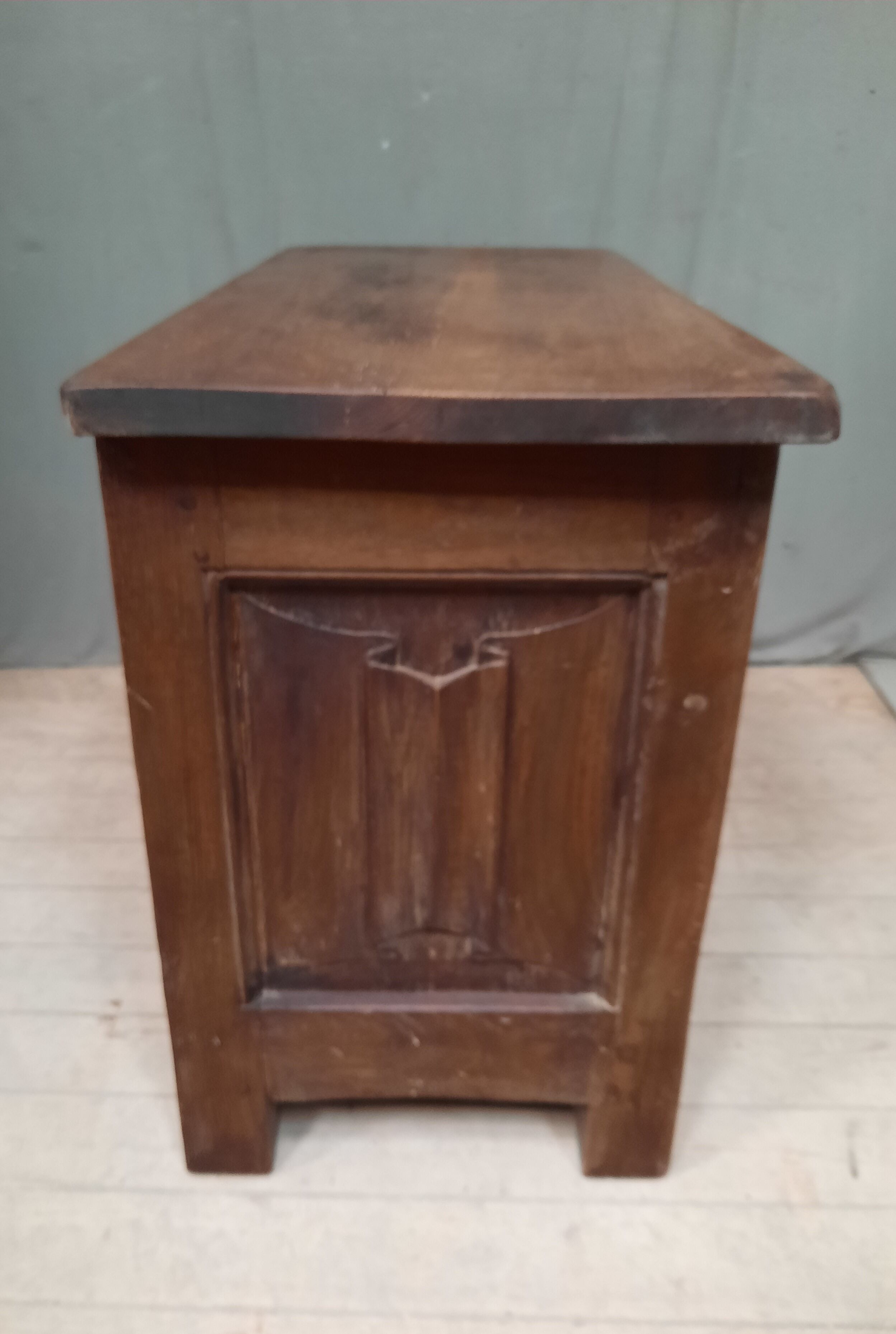 Oak chest with towel pleats
