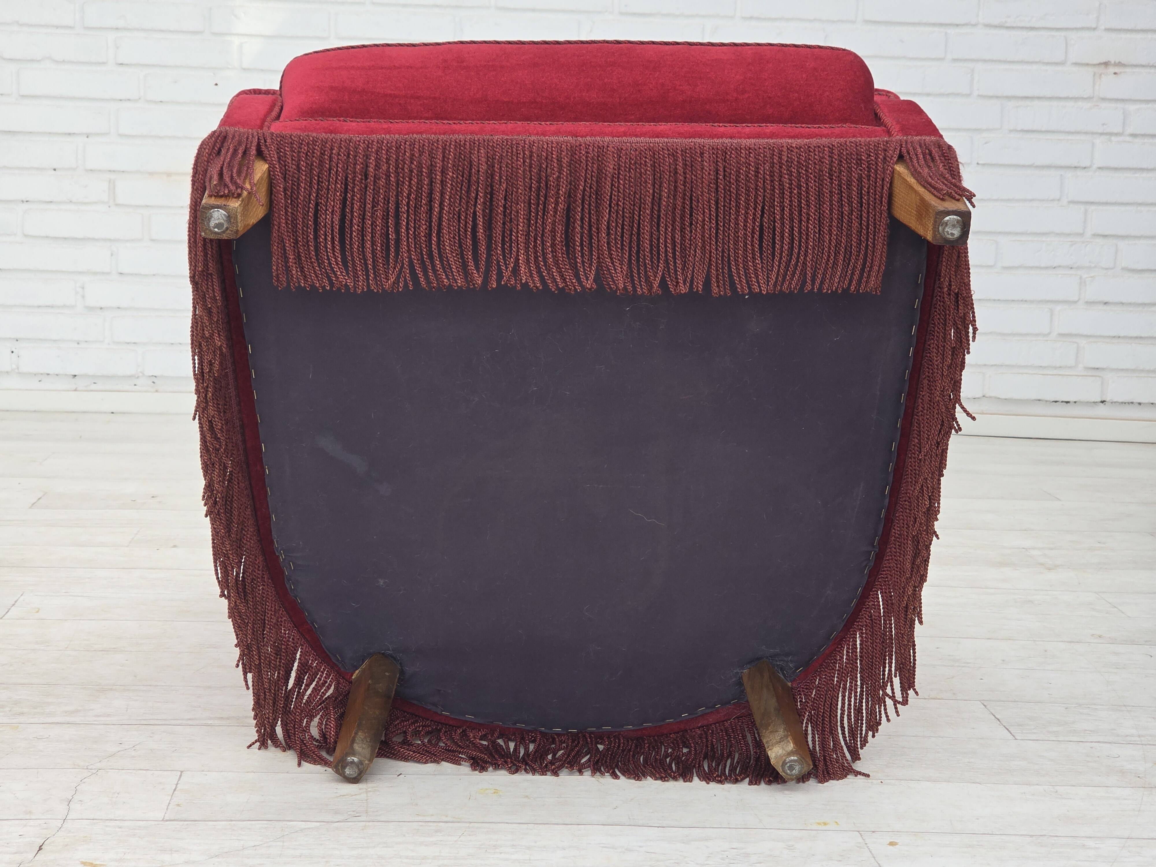 Fauteuil danois des années 1970, velours de mobilier rouge cerise, pieds en bois de chêne.