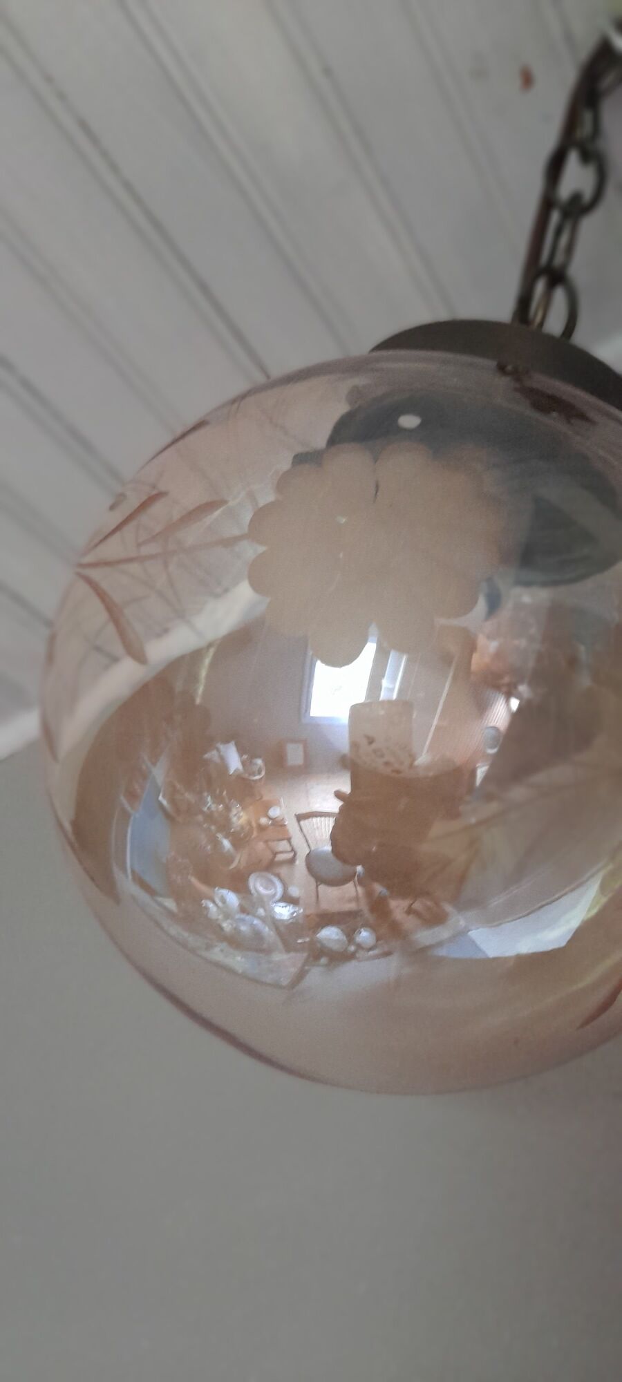 Vintage globe suspension in amber glass, chiseled floral decoration - 80s